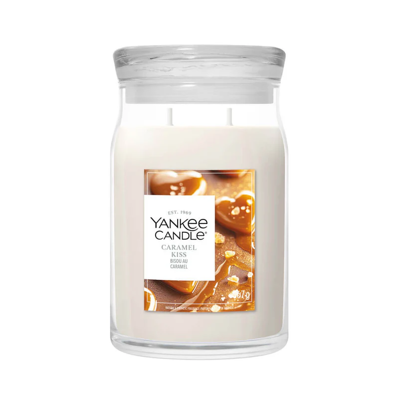 Caramel Kiss – Candela Grande – Yankee Candle 350 Punti La candela Caramel Kiss - Candela Grande Yankee Candle è caratterizzata da un grande vaso di vetro con cera bianca e un'etichetta frontale raffigurante caramelle al caramello.