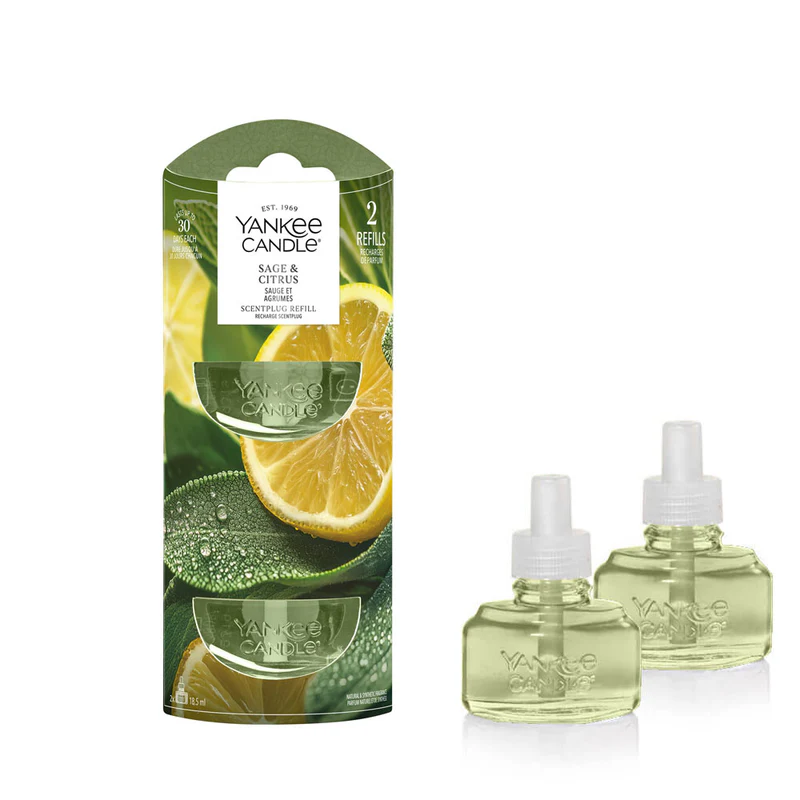 Sage & Citrus – Ricarica (2PZ) 100 Punti Sage & Citrus - Ricarica (2PZ) comprende due flaconi di ricarica compatti contenenti un liquido verde, decorati con immagini di fette di limone e foglie di salvia.