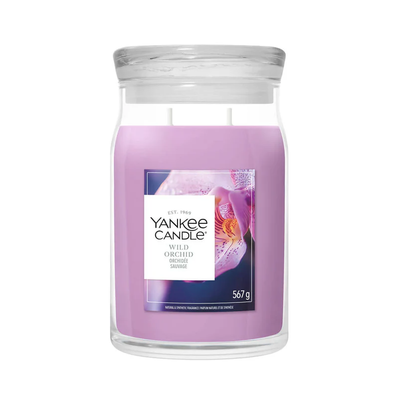 Wild Orchid – Candela Grande – Yankee Candle 250 Punti La candela Yankee Candle Wild Orchid - Candela Grande è caratterizzata da una cera rosa-viola, un'etichetta con orchidee rosa, pesa 567 g e include un coperchio in vetro trasparente.