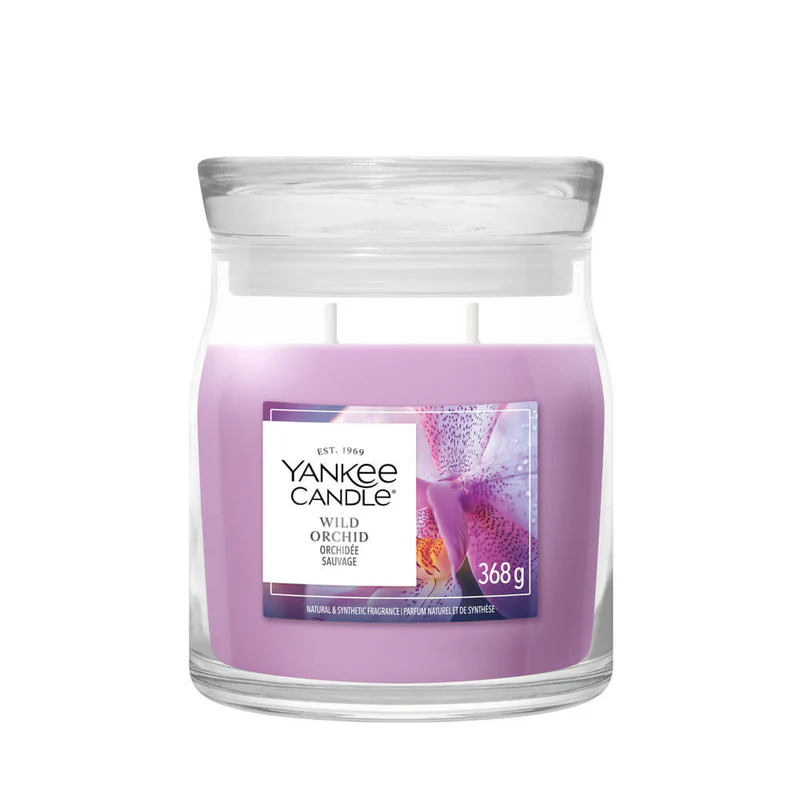 Wild Orchid – Candela Media – Yankee Candle 250 Punti La candela Wild Orchid - Candela Media di Yankee Candle è una candela in vetro da 368 g con cera viola chiaro, due stoppini e un'etichetta ornata da vivaci fiori di orchidea, perfetta per donare eleganza a qualsiasi spazio.