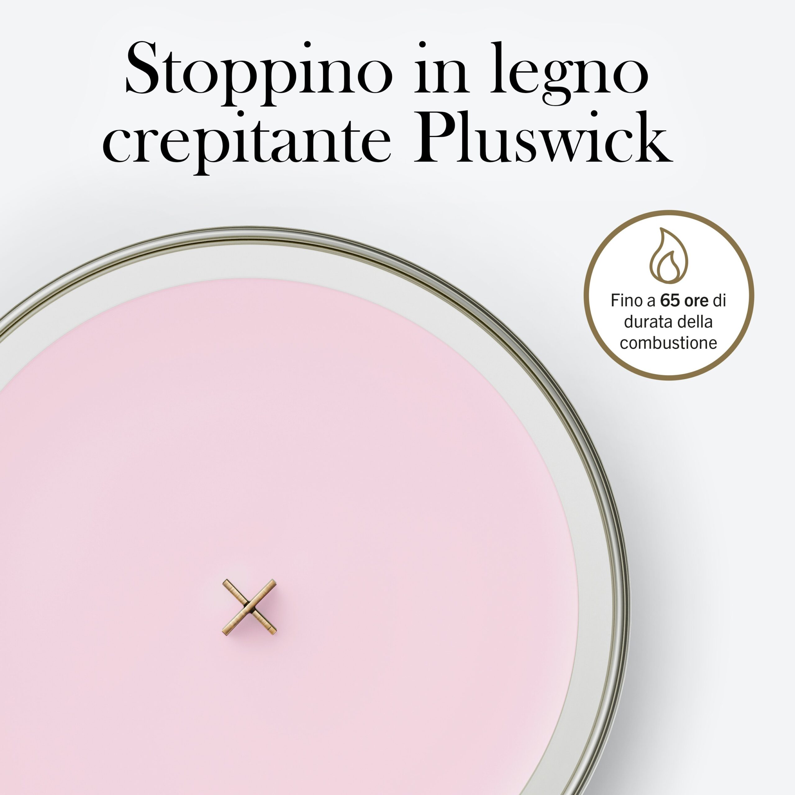 Cherry Blossom And Vanilla – Candela Media – Woodwick 250 Punti 2 Nella foto è raffigurata una candela di medie dimensioni della linea “Woodwick Cherry Blossom And Vanilla”, caratterizzata da una superficie rosa e da uno stoppino in legno Pluswick. Il testo in italiano mette in risalto lo stoppino in legno e l'autonomia di combustione fino a 65 ore. Il colore tenue evoca la delicata fragranza di fiori di ciliegio e vaniglia, sebbene sia visibile solo la parte superiore della candela.
