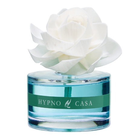 Diffusore con rosa – Neroli – Hypno Casa – 60 ml Diffusore con rosa 60 ml Una bottiglia di vetro trasparente con l'etichetta "Diffusore con rosa - Neroli - Hypno Casa - 60 ml" contiene un liquido blu, è sormontata da una rosa artificiale bianca dall'aspetto realistico e presenta un tocco di neroli che le conferisce un tocco di eleganza.