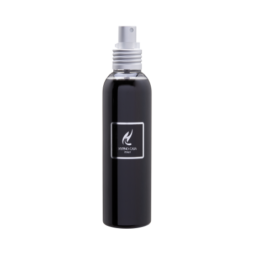 Pepe Nero – Spray Ambiente – Hypno Casa – 150 ml Diffusore Spray Hypno Casa Un flacone nero da 150 ml di Pepe Nero Spray Ambiente di Hypno Casa, dotato di un erogatore argentato e con l'etichetta "HYPNO CASA ITALY Pepe Nero", raffigurato su uno sfondo bianco a tinta unita.