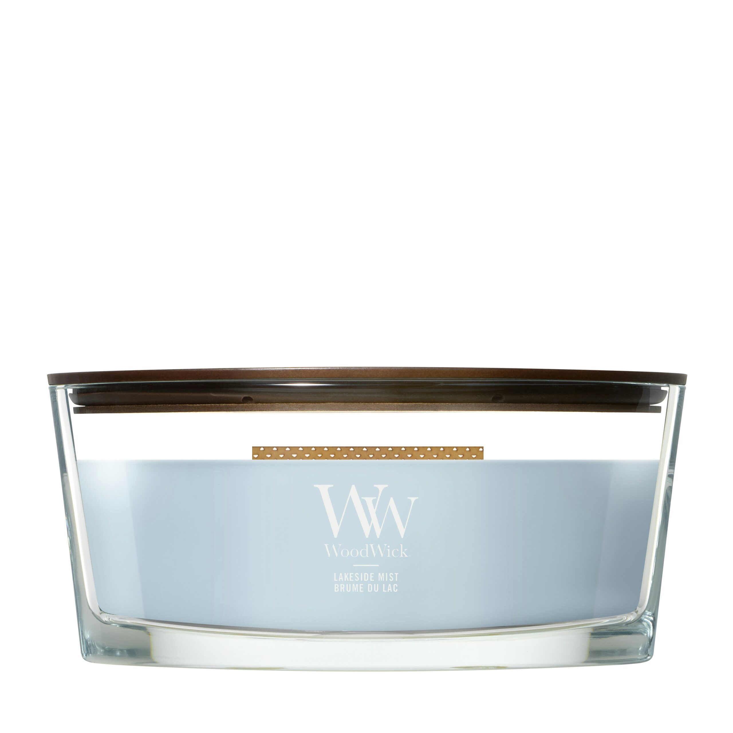 Lakeside Mist – Ellipse – Woodwick Ellipse 2 Una candela WoodWick “Lakeside Mist” Ellipse caratterizzata da un coperchio in legno, cera azzurra e un elegante contenitore in vetro di forma ellittica con l’etichetta “Lakeside Mist” sul davanti.