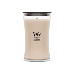 Una candela WoodWick Crystal Ginger color crema della collezione Candela Grande è contenuta in un barattolo di vetro dalla forma ricurva con coperchio nero. Sulla parte anteriore sono stampate le iniziali “WW” e le informazioni sul prodotto, che ne sottolineano la rinfrescante fragranza Crystal Ginger.