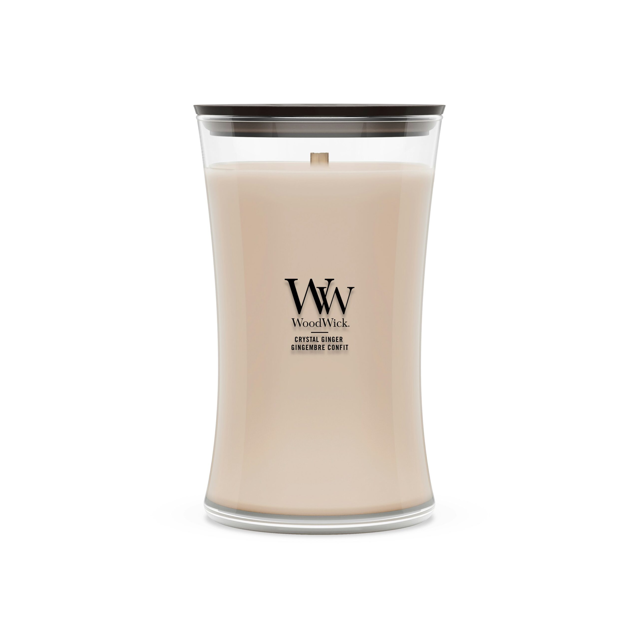 Crystal Ginger – Candela Grande – Woodwick Giara Grande Una candela WoodWick Crystal Ginger color crema della collezione Candela Grande è contenuta in un barattolo di vetro dalla forma ricurva con coperchio nero. Sulla parte anteriore sono stampate le iniziali “WW” e le informazioni sul prodotto, che ne sottolineano la rinfrescante fragranza Crystal Ginger.