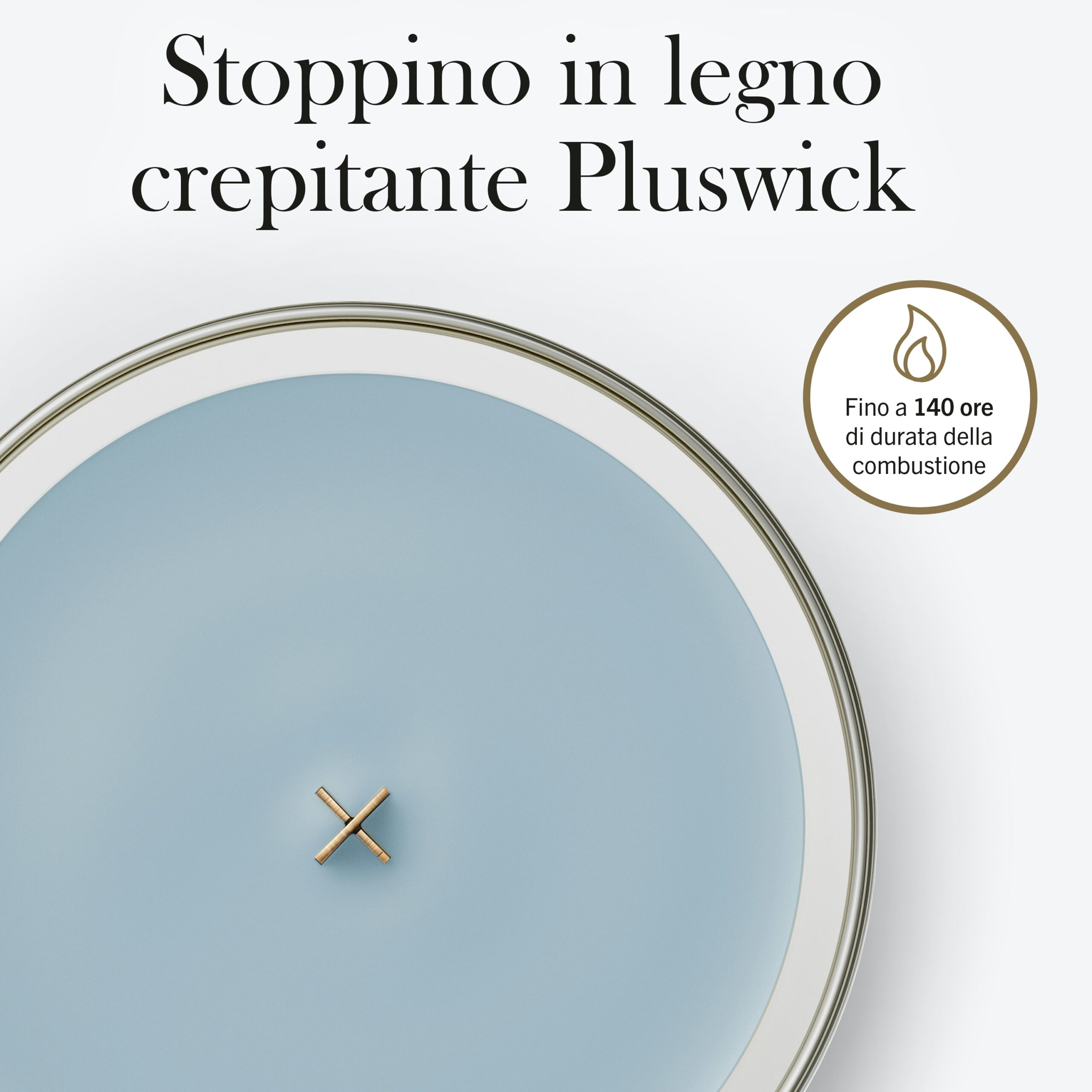 Lakeside Mist – Candela Grande – Woodwick Giara Grande 7 Primo piano di una candela “Lakeside Mist - Candela Grande - Woodwick” di colore blu, caratterizzata da uno stoppino in legno Pluswick a forma di X al centro. Il testo in italiano sottolinea lo “stoppino in legno scoppiettante” e una durata di combustione fino a 140 ore.