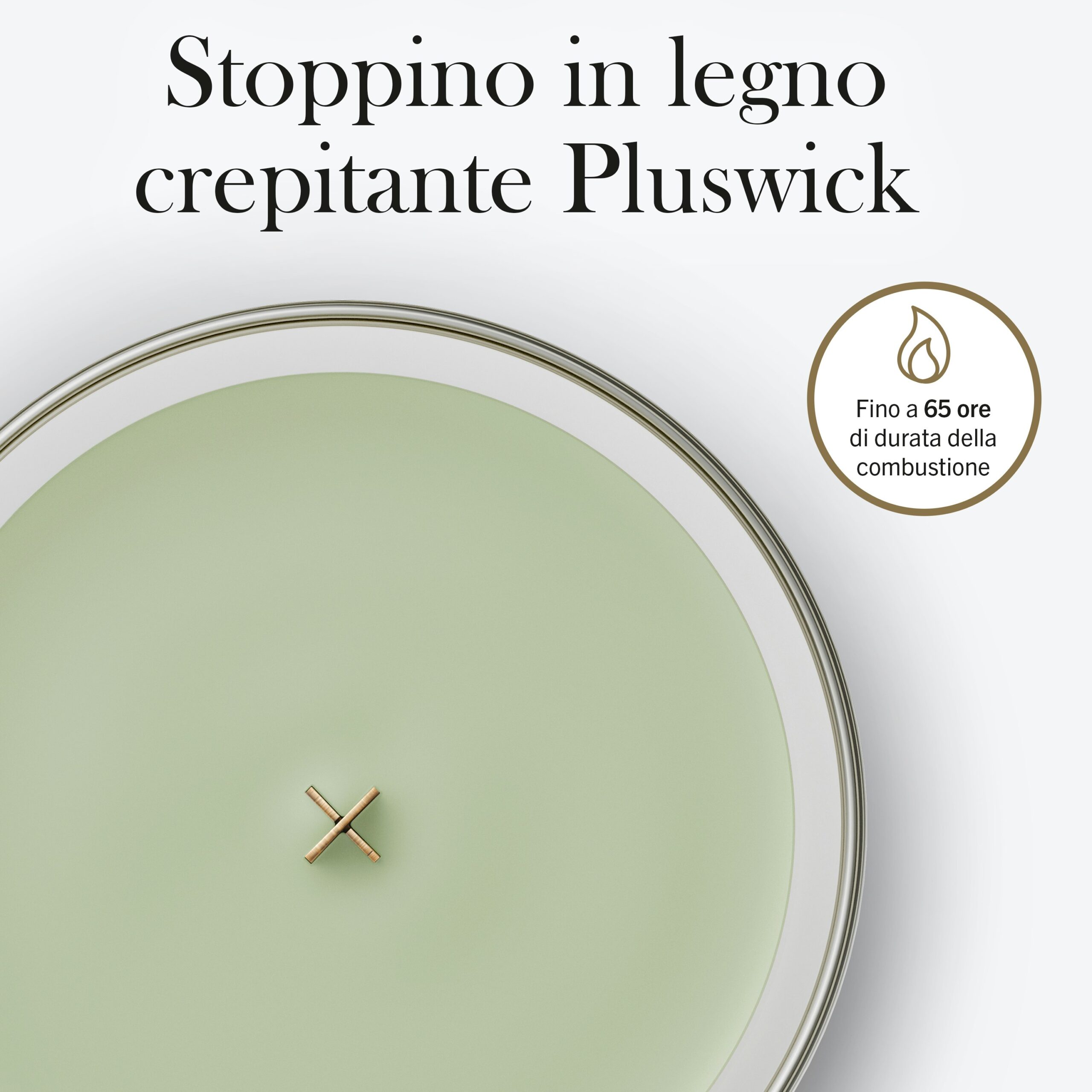 Matcha-Zest Candela Grande – Woodwick Giara Grande 2 Vista dall'alto della candela Matcha-Zest Candela Grande - Woodwick, caratterizzata da una cera verde chiaro e da uno stoppino in legno a forma di croce. Il testo in italiano sopra evidenzia lo stoppino in legno che crepita e l'autonomia di combustione fino a 65 ore. Viene menzionata la rinfrescante fragranza Matcha-Zest. Un'icona circolare con una fiamma e un bordo metallico circonda la candela.