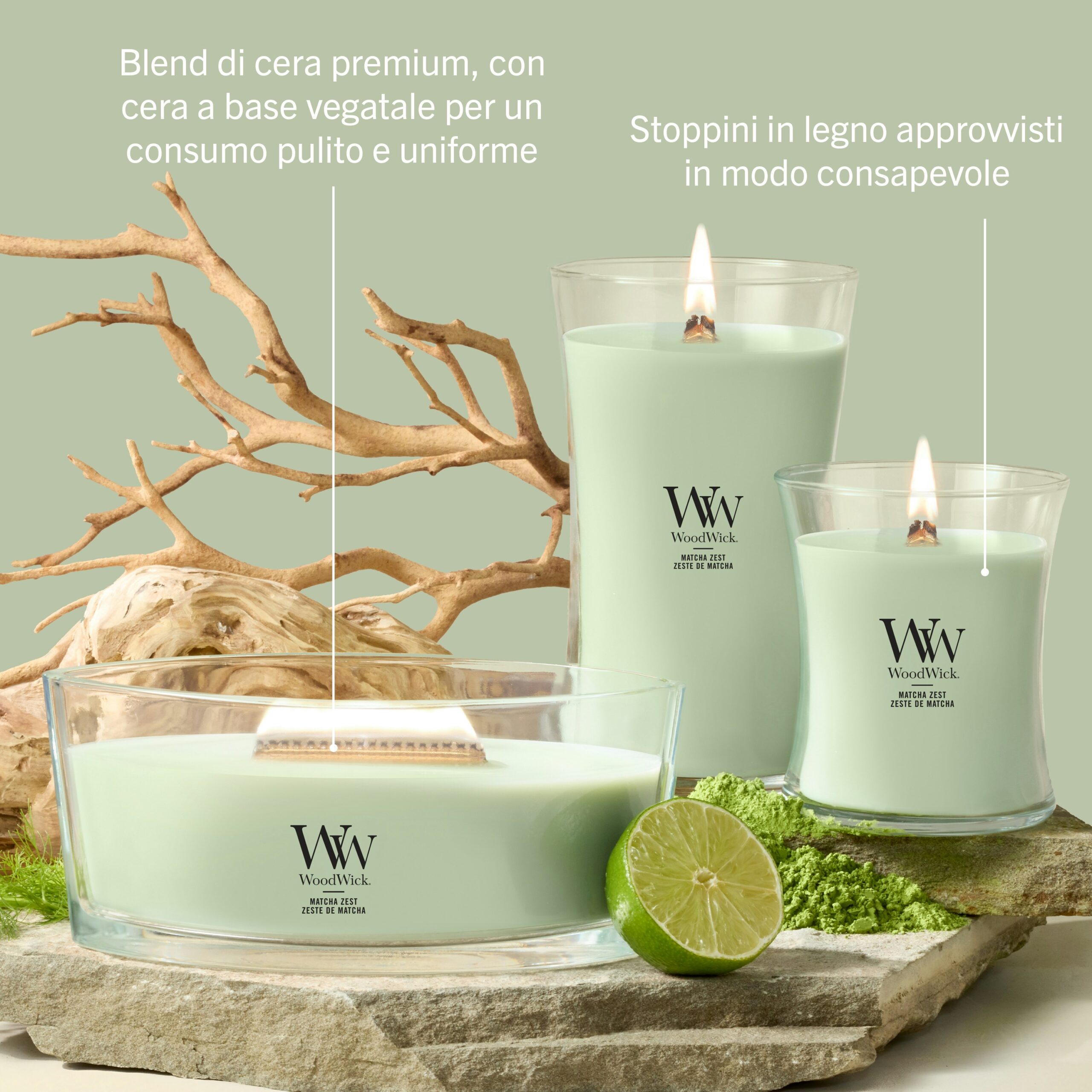 Matcha-Zest Candela Media – Woodwick Giara media 2 Tre candele verdi Candela Media con stoppino in legno, caratterizzate dalla fragranza rinvigorente Matcha-Zest, sono disposte ad arte insieme a una metà di lime fresco e a un pezzo di legno galleggiante. Il testo in italiano sottolinea la qualità della cera vegetale di alta qualità e degli stoppini in legno provenienti da fonti responsabili. Questa composizione rilassante e ispirata alla natura è perfetta per chi cerca la tranquillità grazie al raffinato design delle candele Matcha-Zest Woodwick di Candela Media.