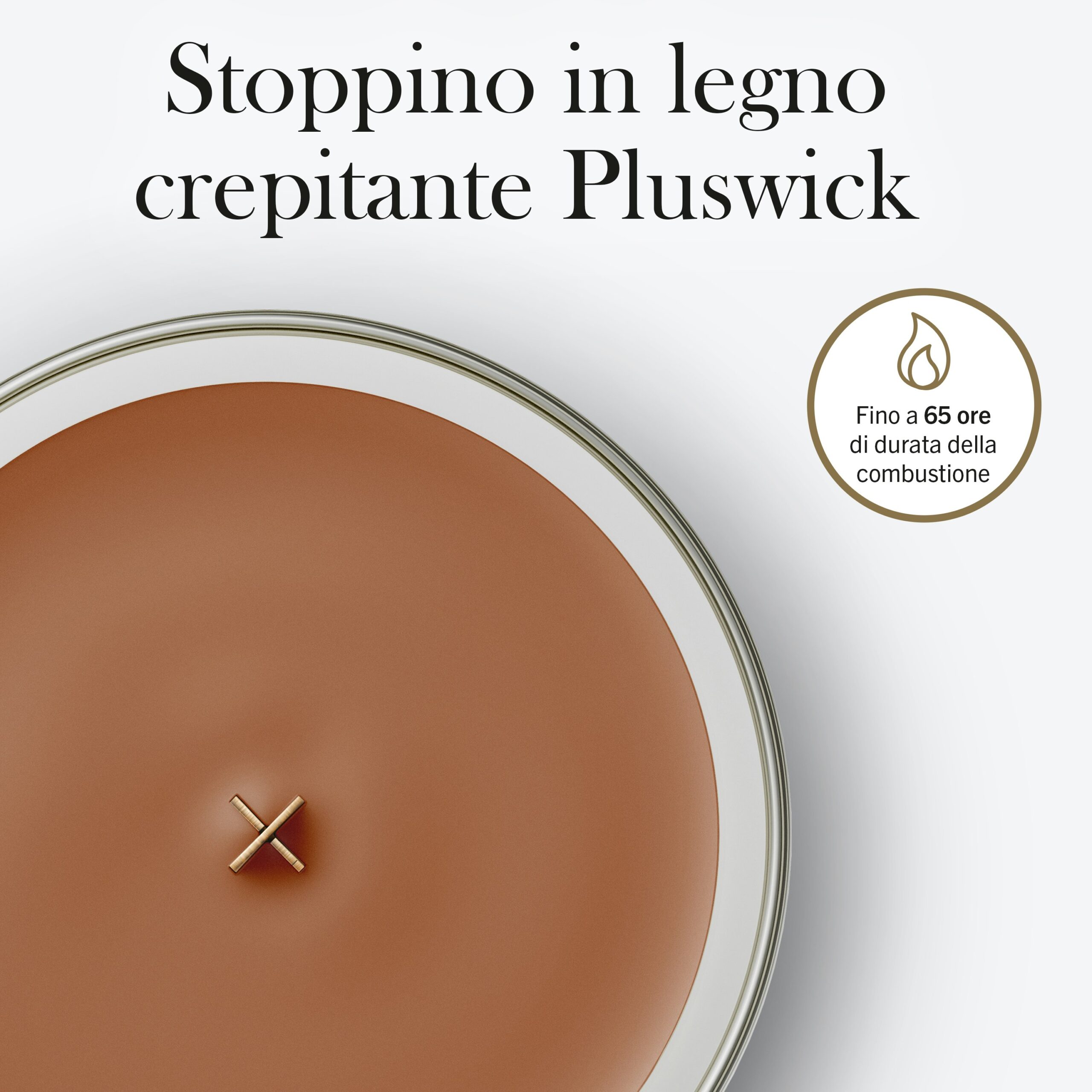 Radiant Amber – Candela Media – WoodWick Giara media 3 Radiant Amber - Candela Media - WoodWick, con il suo aspetto marrone e lo stoppino in legno, è ripresa dall'alto. Il testo in italiano evidenzia la dicitura “Stoppino in legno crepitante Pluswick” e indica un'autonomia di combustione fino a 65 ore, caratterizzata dal caldo bagliore di Radiant Amber.