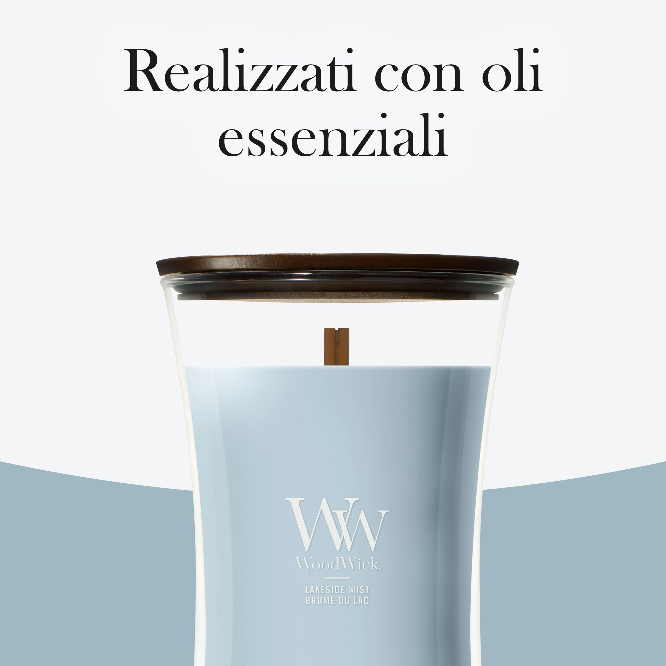 Lakeside Mist – Candela Grande – Woodwick Giara Grande 6 A Lakeside Mist - Candela Grande - Candela Woodwick caratterizzata da cera azzurra, un contenitore in vetro con coperchio in legno e un'etichetta con la scritta “Lakeside Mist”. Sopra l'etichetta, la dicitura in italiano “Realizzati con oli essenziali” indica che è realizzata con oli essenziali.