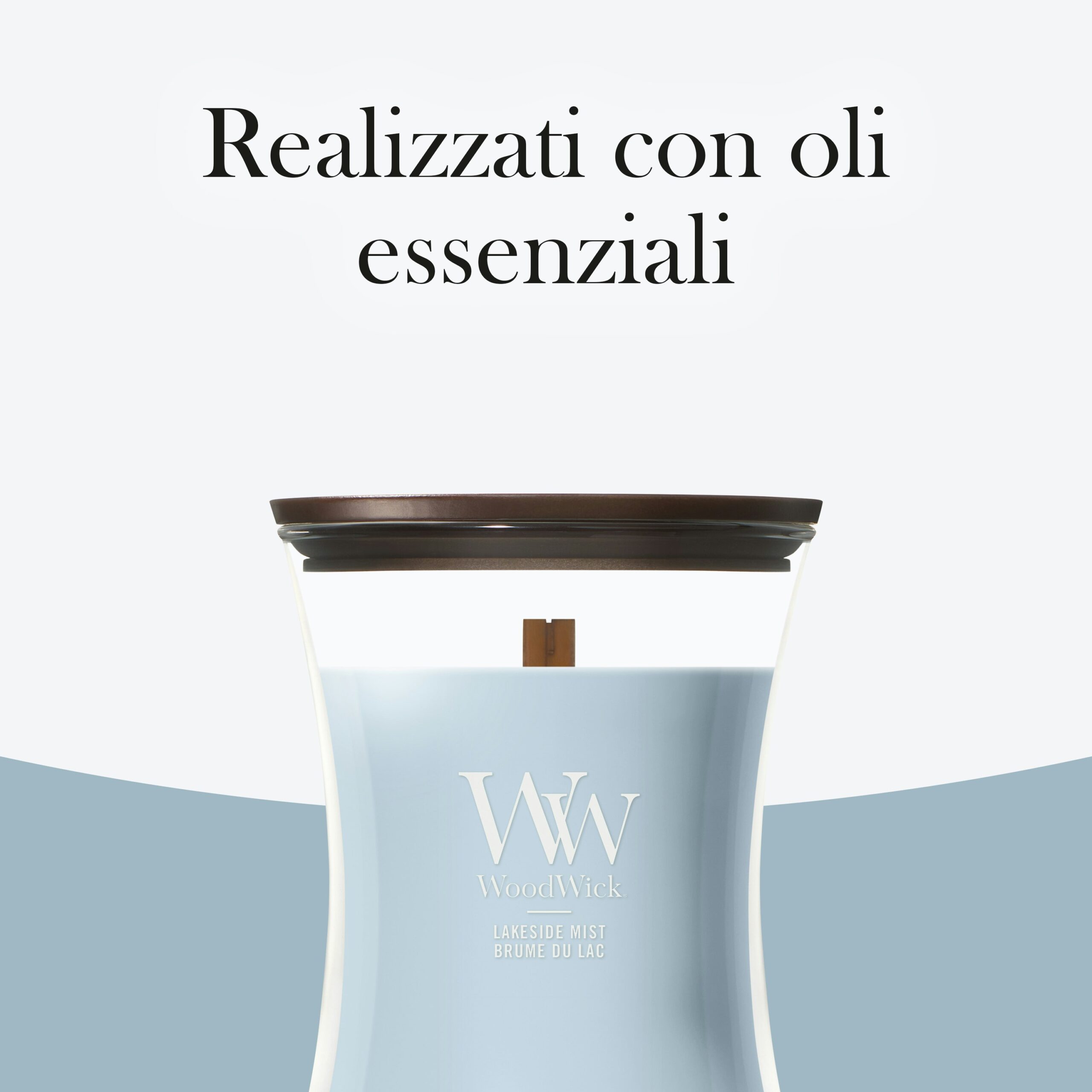 Lakeside Mist – Candela Media – Woodwick 250 Punti 2 Una candela blu “Lakeside Mist” – Candela Media – WoodWick con coperchio in legno, con l’etichetta “Lakeside Mist”. Il testo in italiano sopra recita “Realizzati con oli essenziali”, ovvero “Made with essential oils”.