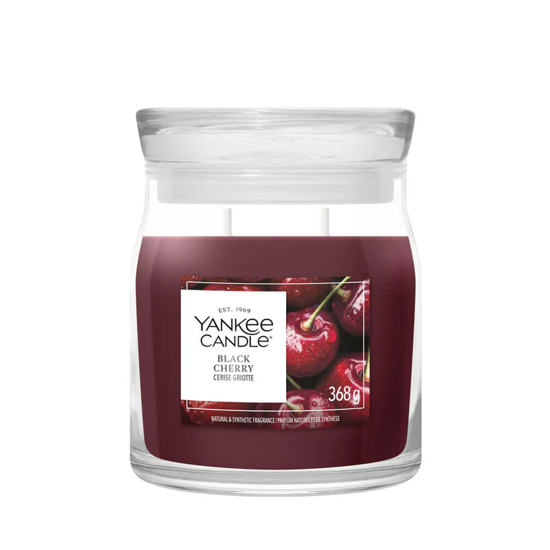 Black Cherry – Candela Media – Yankee Candle 250 Punti Il barattolo di vetro “Black Cherry” di Candela Media - Yankee Candle contiene una candela rosso scuro con un’etichetta a tema ciliegia e le informazioni sul prodotto, rendendola ideale per creare un’atmosfera ricca e accogliente in qualsiasi ambiente. Questa selezione mette in risalto il caratteristico aroma Black Cherry, molto apprezzato dagli appassionati di Yankee Candle.
