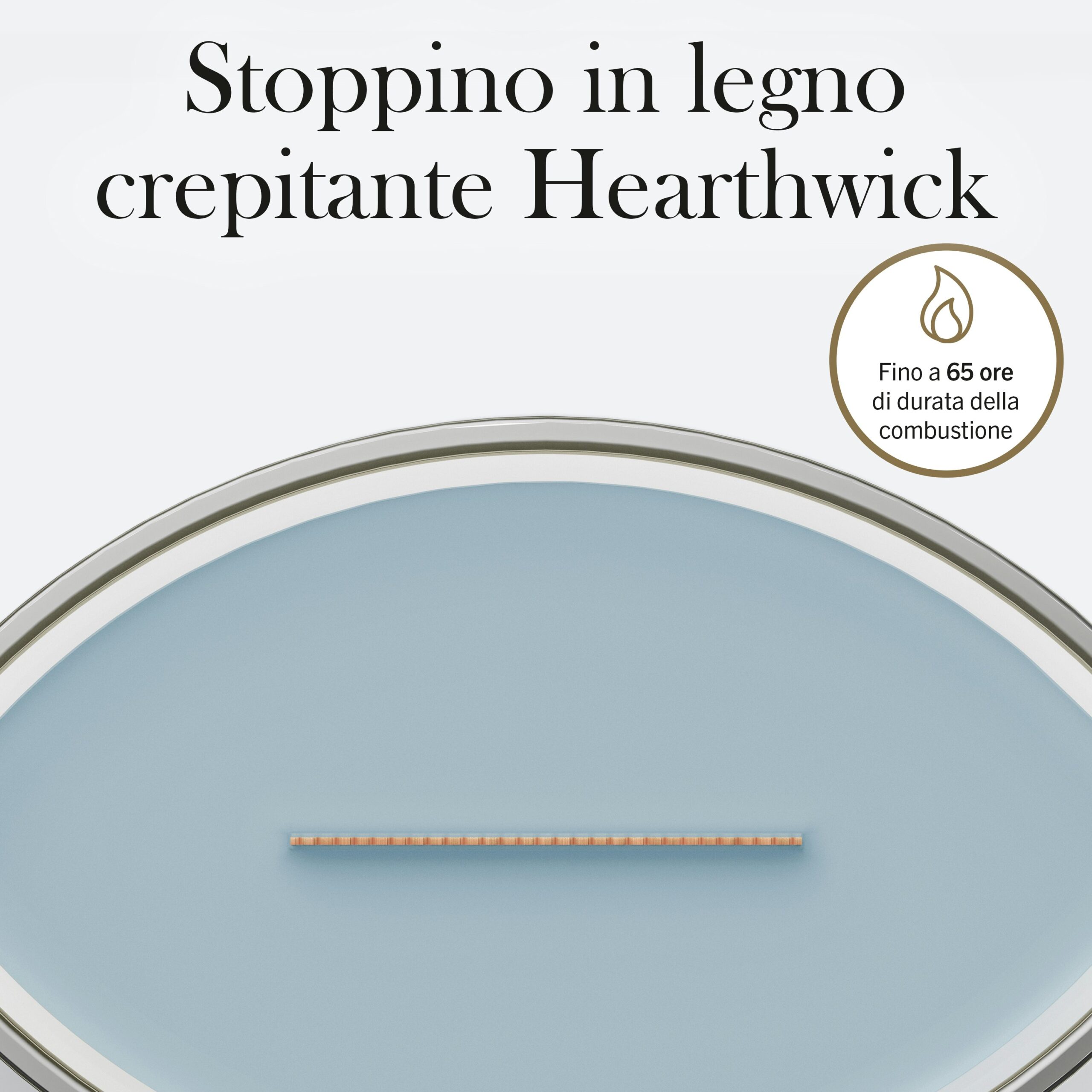 Lakeside Mist – Ellipse – Woodwick Ellipse 3 Una vista dall'alto mostra la candela Woodwick Lakeside Mist Ellipse con la sua forma caratteristica e lo stoppino in legno. La scritta in italiano recita “Stoppino in legno crepitante Hearthwick”, mentre un badge dorato evidenzia l’autonomia di combustione fino a 65 ore.