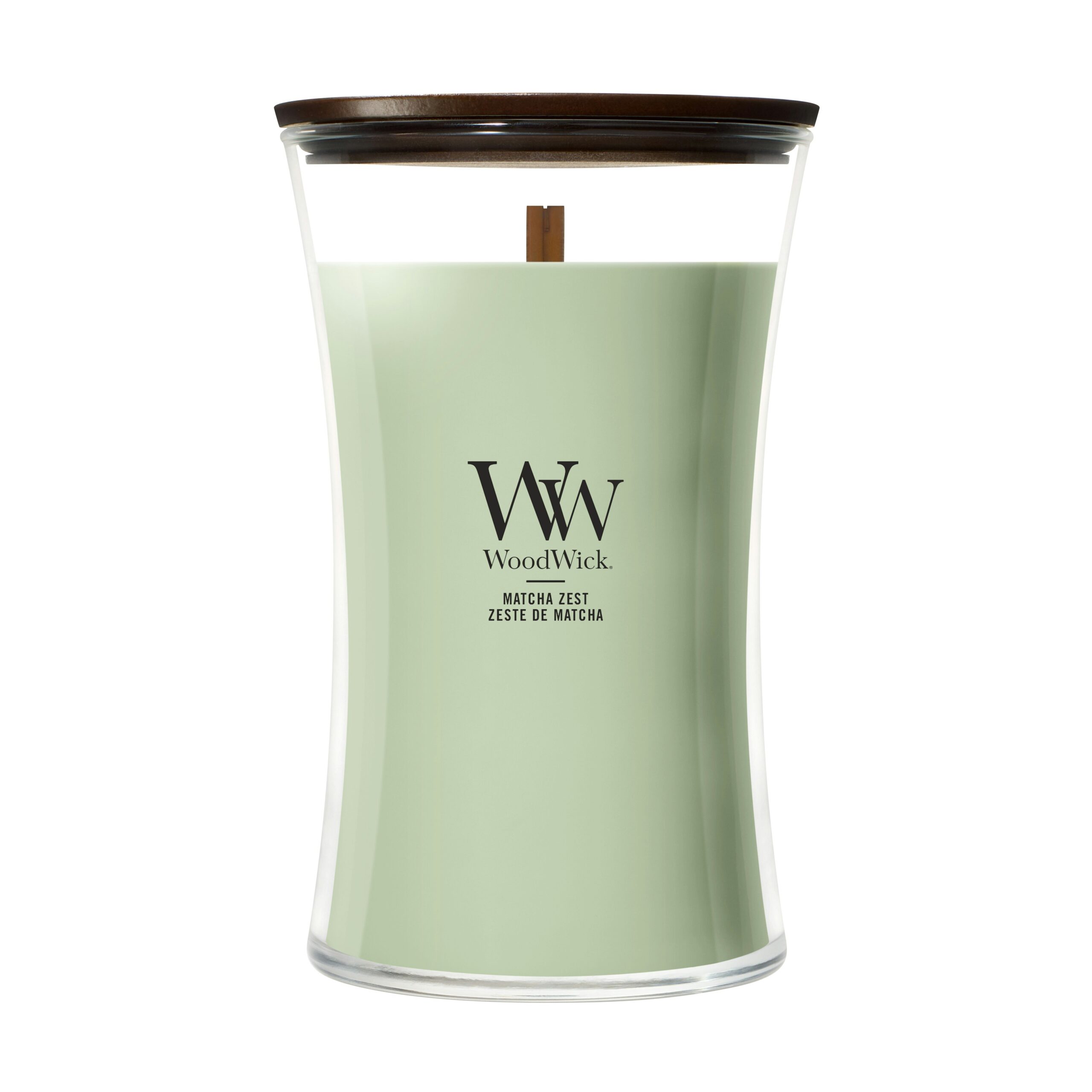 Matcha-Zest Candela Grande – Woodwick Giara Grande 5 La Matcha-Zest Candela Grande - Woodwick è una candela di colore verde chiaro con coperchio e stoppino in legno, recante la scritta "Matcha Zest". È contenuta in un barattolo di vetro trasparente a forma di clessidra.