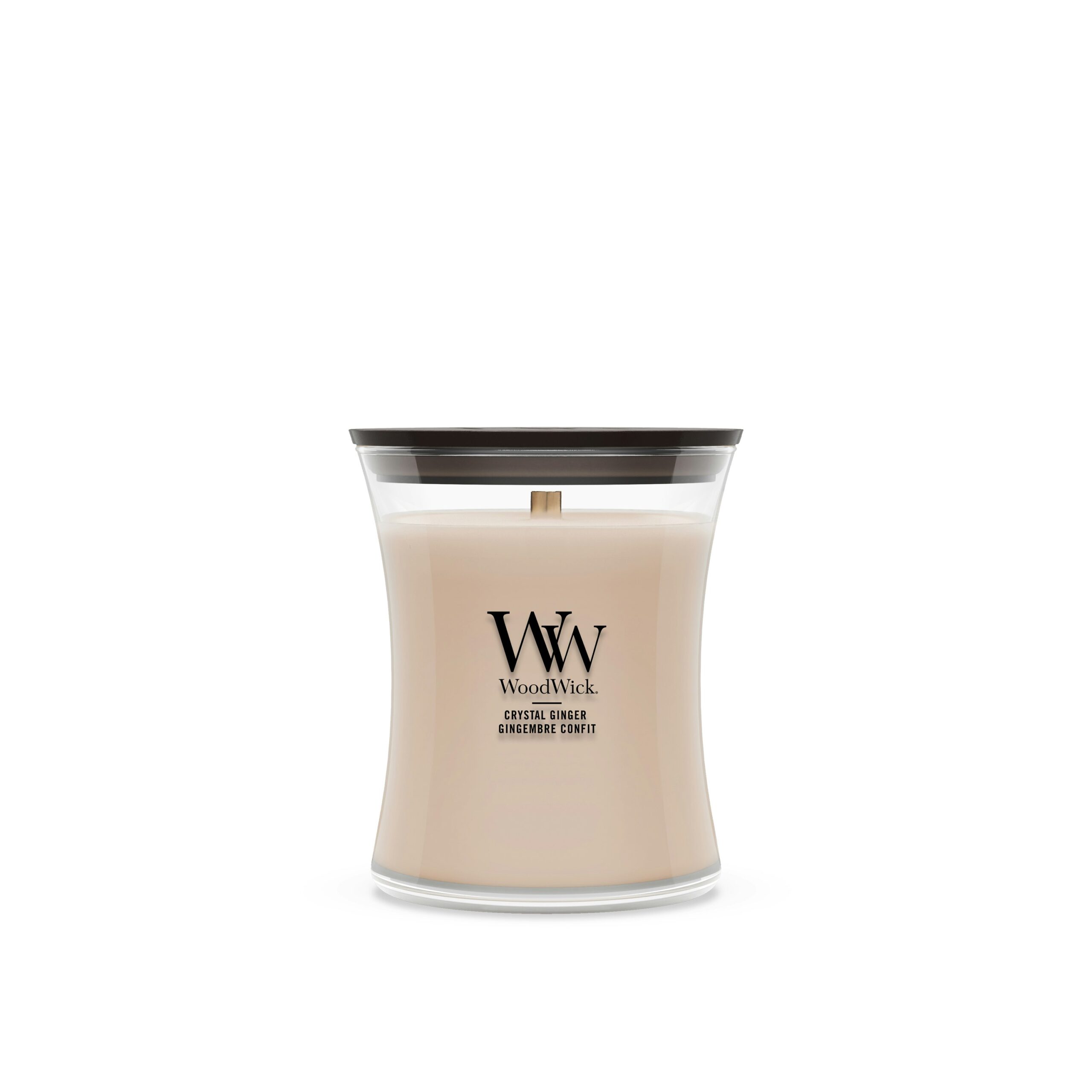 Crystal Ginger – Candela Media – Woodwick Giara media Una candela WoodWick color crema contenuta in un barattolo di vetro trasparente a forma di clessidra con coperchio nero, su cui sono riportati il logo del marchio e il nome della fragranza "Crystal Ginger". Questa elegante candela di Candela Media è raffigurata su uno sfondo bianco a tinta unita, in un connubio tra design classico e stile contemporaneo.
