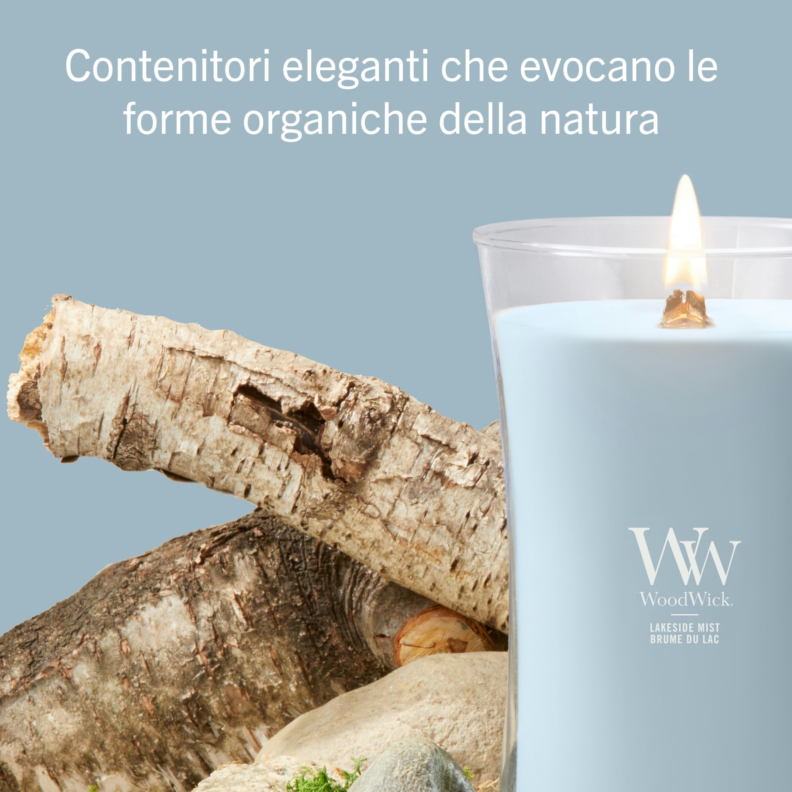 Lakeside Mist – Candela Grande – Woodwick Giara Grande 3 A Lakeside Mist“ - Candela Grande - Una candela Woodwick, in una tonalità di azzurro con la fiamma accesa, è raffigurata davanti a ceppi di betulla. La scritta in italiano in alto mette in risalto l'elegante design del contenitore, ispirato alla natura.