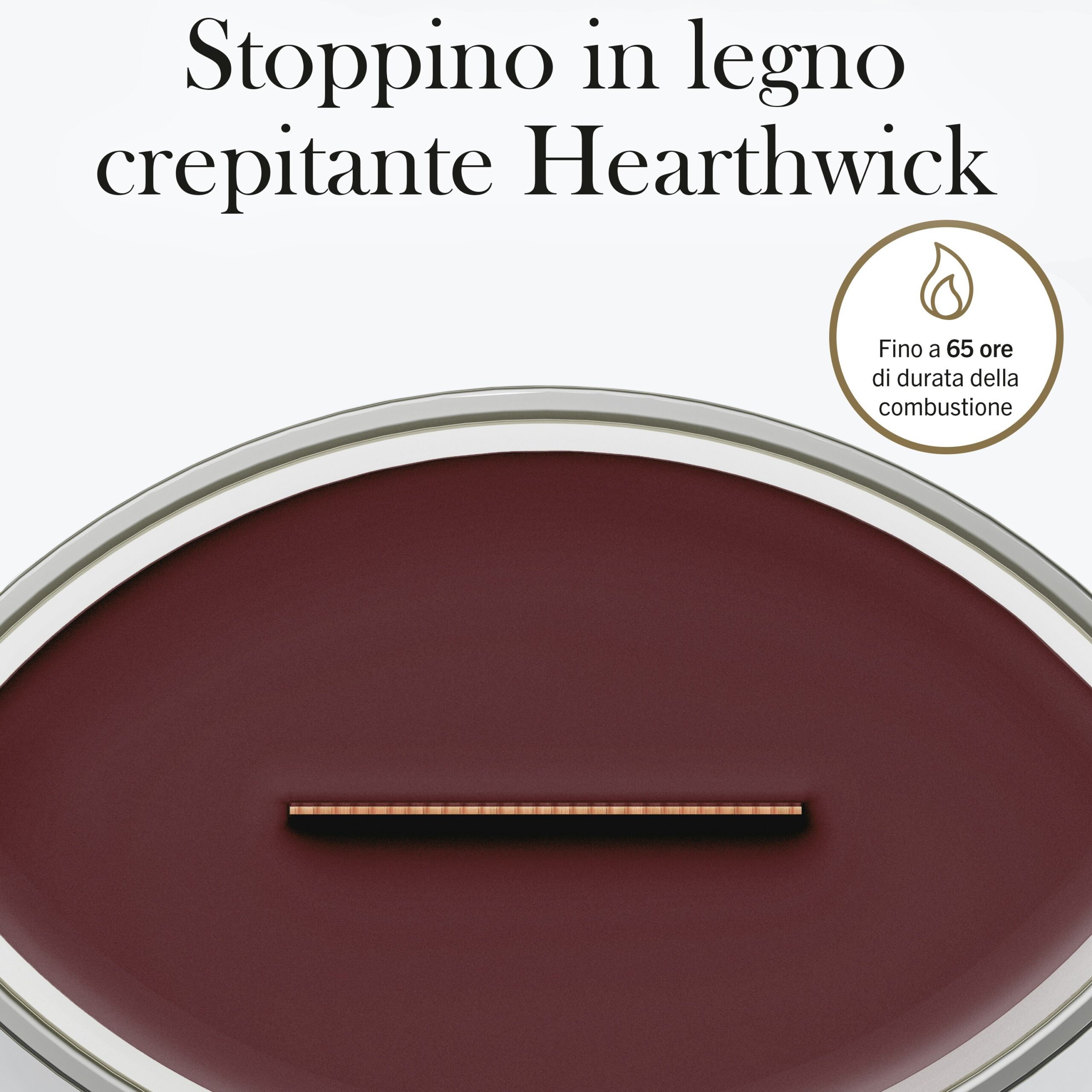 Dark Cherry – Ellipse – Woodwick Ellipse 5 Una candela Dark Cherry - Ellipse - Woodwick di colore marrone rossiccio, con stoppino in legno, contenuta in un recipiente di vetro di forma ellittica. Il testo in italiano sopra recita: “Stoppino in legno crepitante Woodwick Hearthwick” e un’etichetta riporta: “Fino a 65 ore di durata della combustione”.