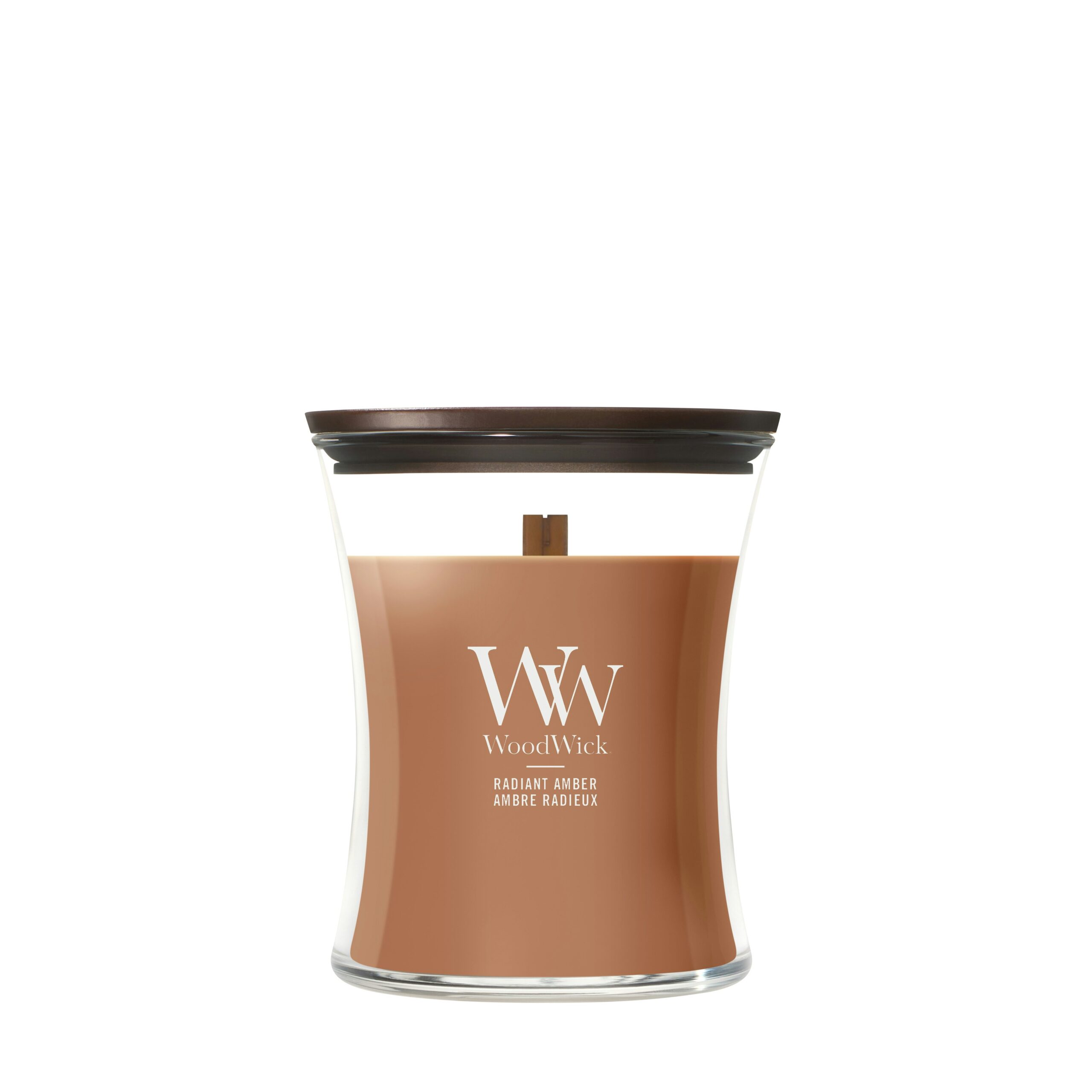 Radiant Amber – Candela Media – WoodWick Giara media 6 Una candela WoodWick “Radiant Amber” della collezione Candela Media, caratterizzata da una cera marrone contenuta in un barattolo di vetro trasparente con coperchio e stoppino in legno. L’etichetta riporta la scritta “WoodWick Radiant Amber”, rendendo questo elegante oggetto non solo visivamente accattivante, ma anche riccamente profumato.
