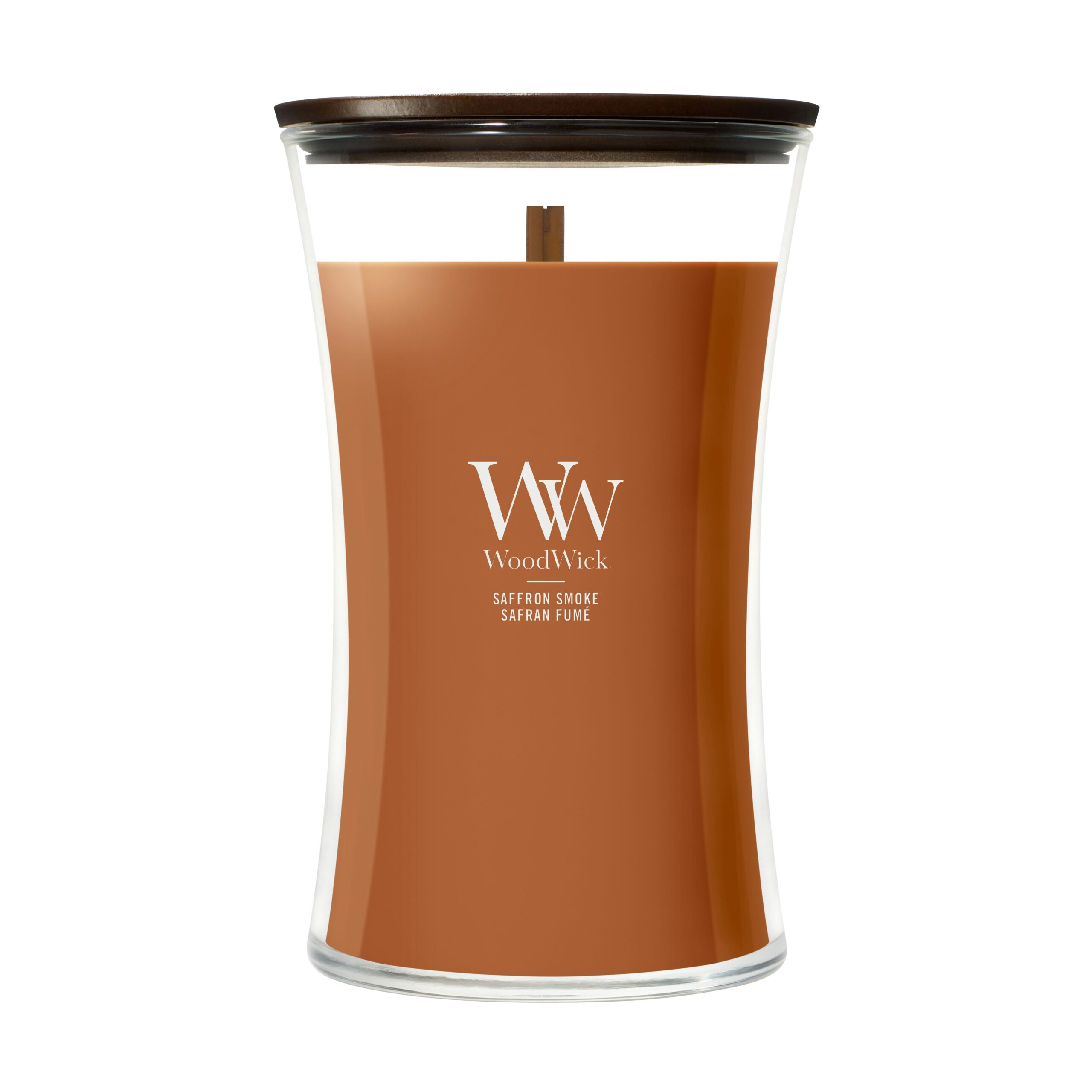 Saffron Smoke – Candela Grande – Woodwick Giara Grande 6 La candela "Saffron Smoke - Candela Grande - Woodwick" è una candela di grandi dimensioni a forma di clessidra, contenuta in un barattolo color arancio-marrone, chiusa da un coperchio in legno e decorata con la scritta verticale del logo "WoodWick Saffron Smoke". Dotata del caratteristico stoppino in legno, riempie la stanza con l'aroma caldo e avvolgente di Saffron Smoke.