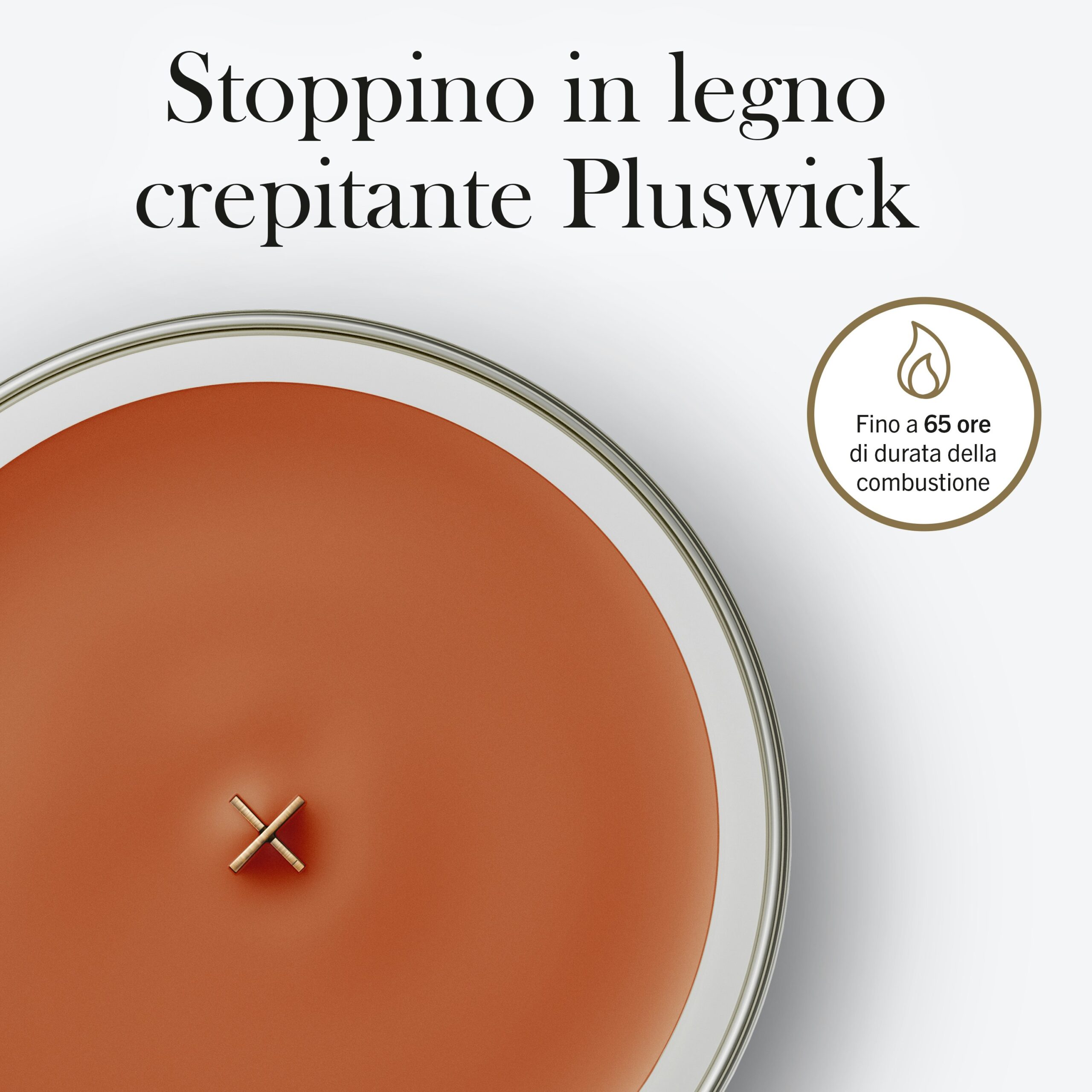 Saffron Smoke – Candela Media – Woodwick Giara media 3 Viene mostrata dall'alto una candela "Saffron Smoke" della linea Candela Media Woodwick, parzialmente visibile, di forma rotonda, con cera arancione e stoppino in legno Pluswick. Il testo in italiano ne sottolinea lo stoppino in legno crepitante, l'autonomia di combustione fino a 65 ore e l'affascinante fragranza "Saffron Smoke". Il formato Candela Media garantisce un'atmosfera di lunga durata.