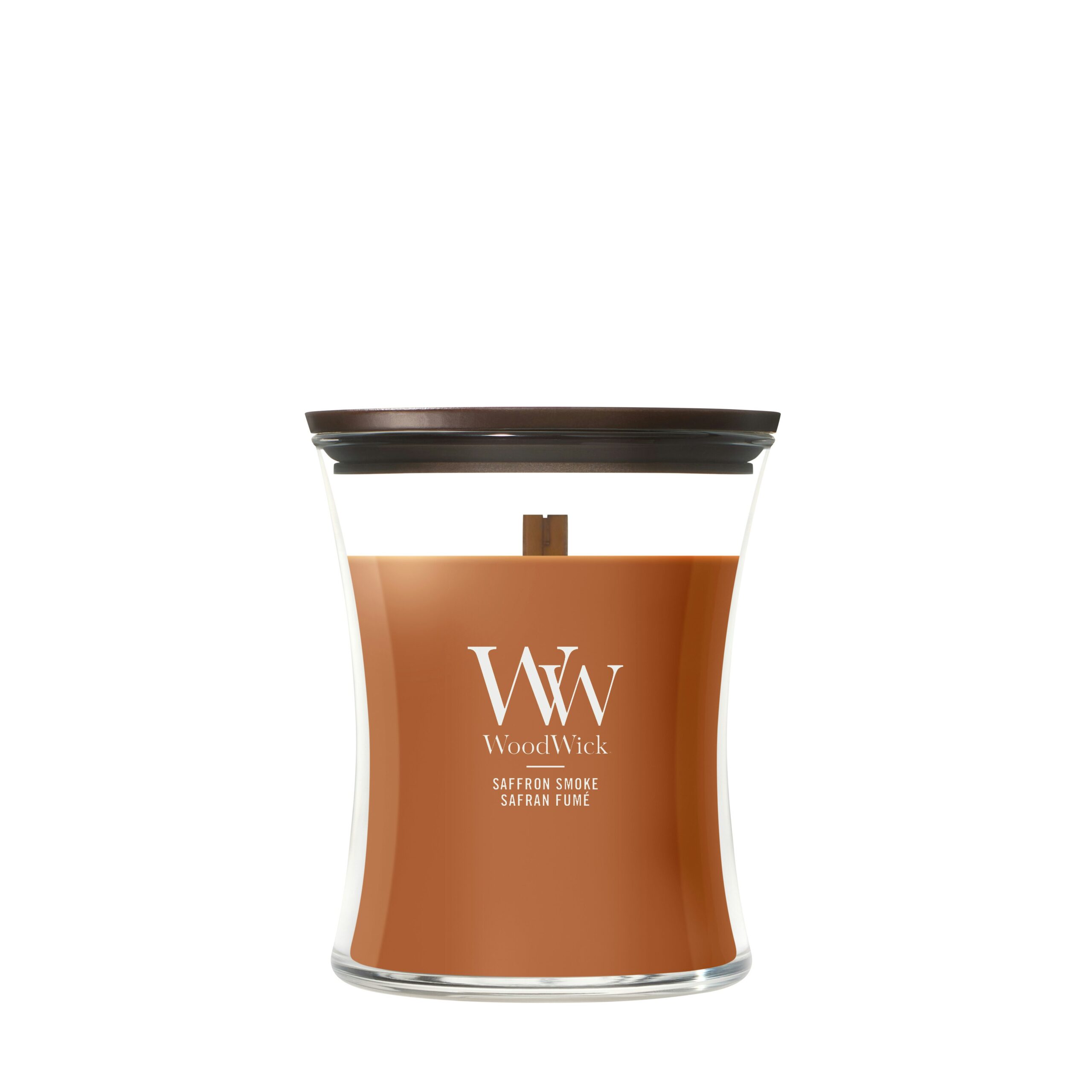 Saffron Smoke – Candela Media – Woodwick Giara media 2 Un'elegante candela in vetro “Saffron Smoke” di Candela Media Woodwick, caratterizzata da cera marrone, uno stoppino in legno e un coperchio marrone abbinato. La candela è spenta ed è raffigurata su uno sfondo bianco, con l'etichetta che riporta le scritte “WoodWick” e “Saffron Smoke”.
