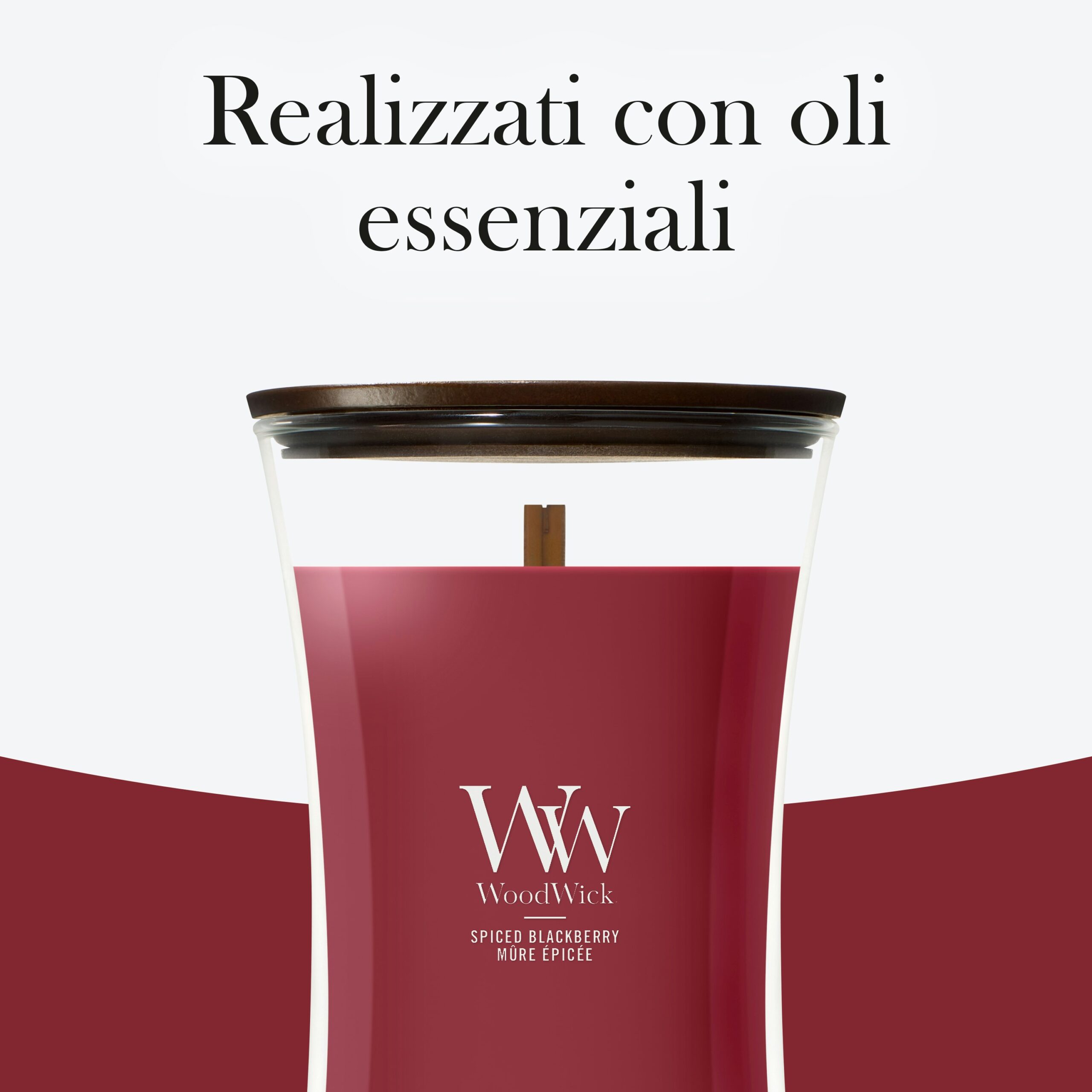 Spiced Blackberry – Candela Grande – Woodwick Giara Grande 4 Una candela Spiced Blackberry - Candela Grande - Woodwick di colore rosso, dotata di un coperchio in legno e con le diciture “Realizzati con oli essenziali” e “WoodWick Spiced Blackberry”. Lo sfondo è bianco e rosso intenso.