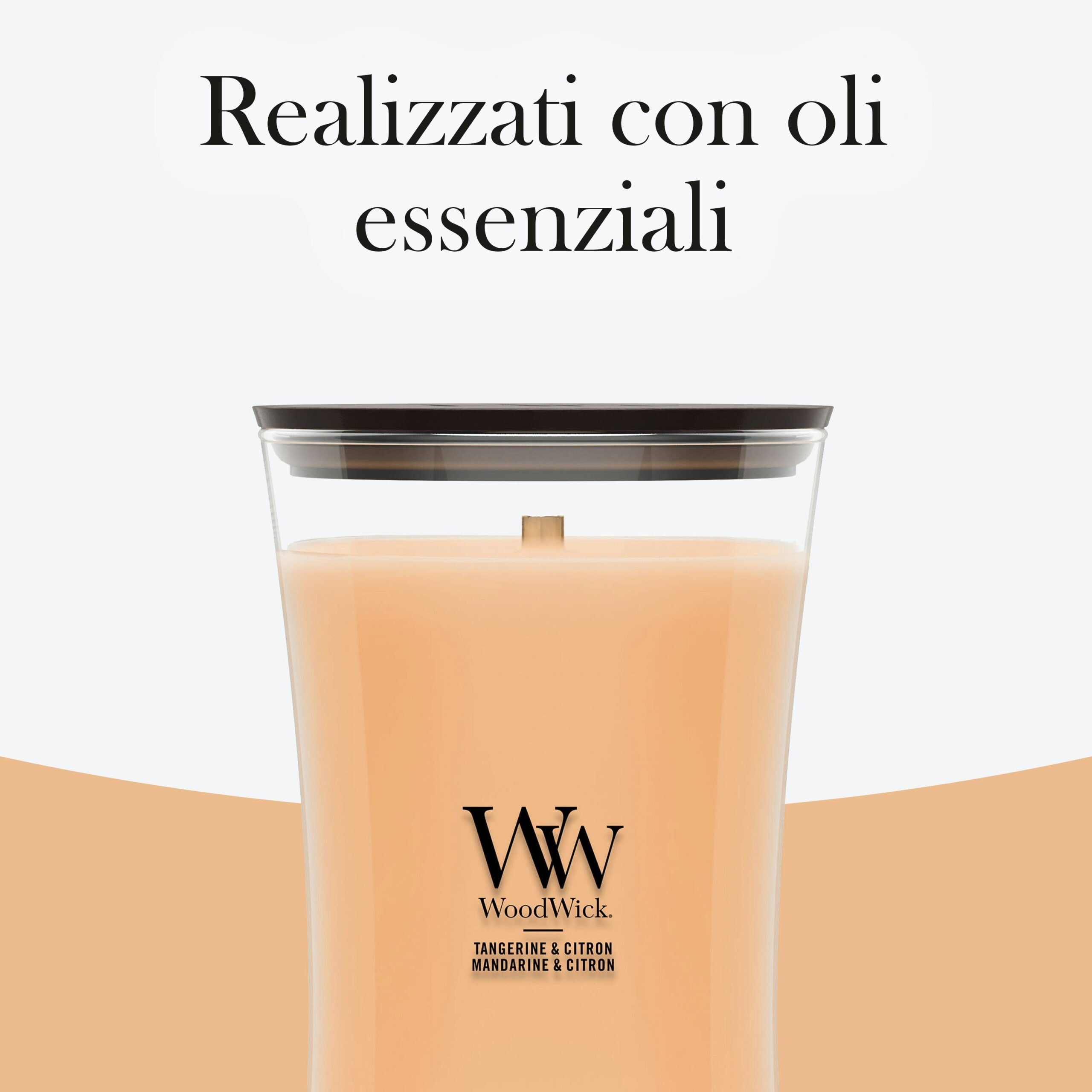 Tangerine & Citron – Candela Grande – WoodWick Giara Grande 2 Nella foto è raffigurata una candela WoodWick Tangerine & Citrus Candela Grande in vetro, dai riflessi arancioni e con coperchio nero, che evoca la vivace freschezza degli agrumi e del mandarino. Sopra compare la scritta “Realizzati con oli essenziali”, che in italiano significa “Made with essential oils”.