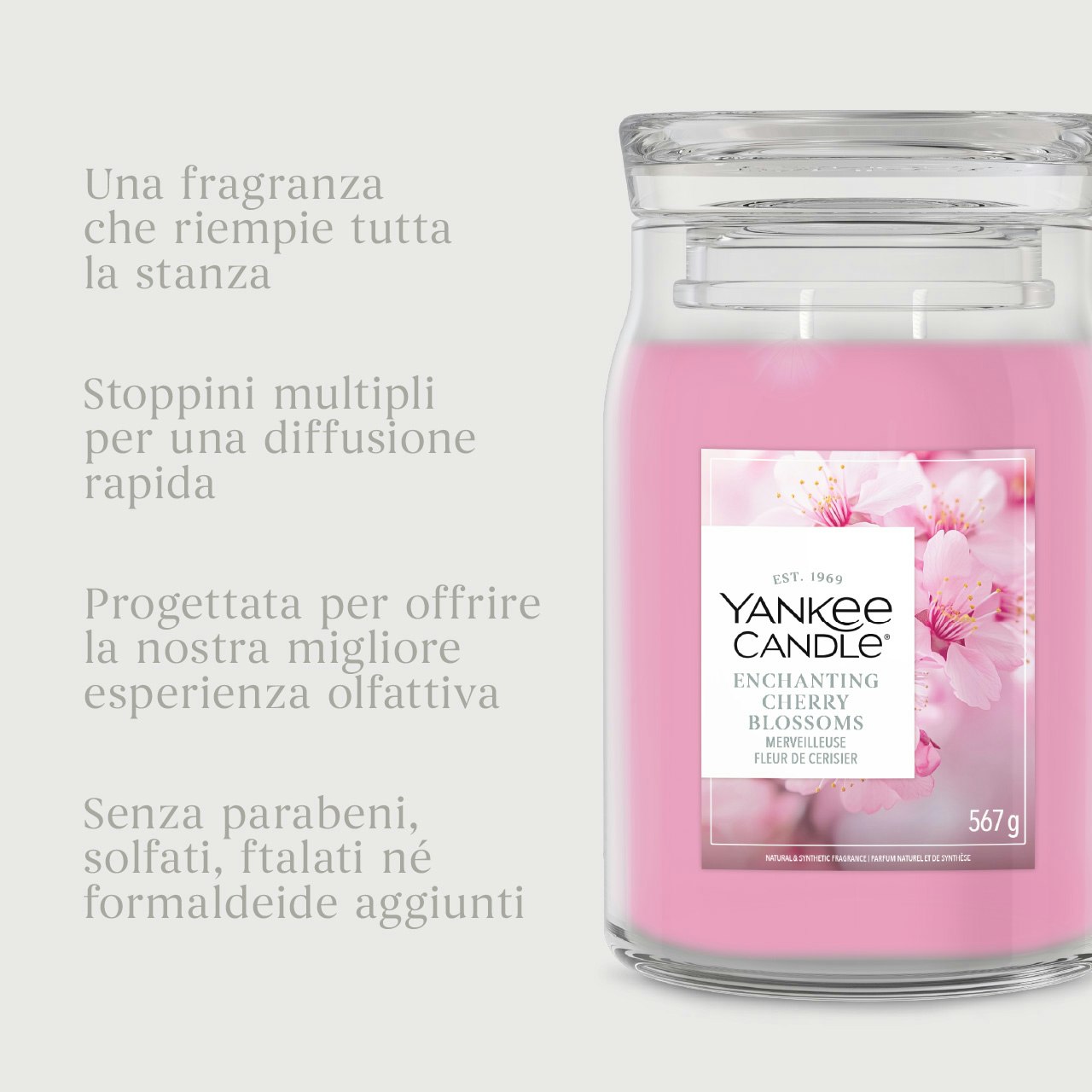 Enchanting Cherry Blossoms – Candela Grande -Yankee Candle 350 Punti 2 Una candela rosa “Enchanting Cherry Blossoms – Candela Grande” di Yankee Candle è affiancata da una didascalia in italiano che ne sottolinea la fragranza avvolgente, i stoppini multipli e l’esperienza olfattiva superiore — il tutto senza parabeni, solfati, ftalati o formaldeide aggiunti. Questa candela porta il delicato fascino dei fiori di ciliegio nel tuo ambiente, mantenendo la rinomata qualità di Yankee Candle.