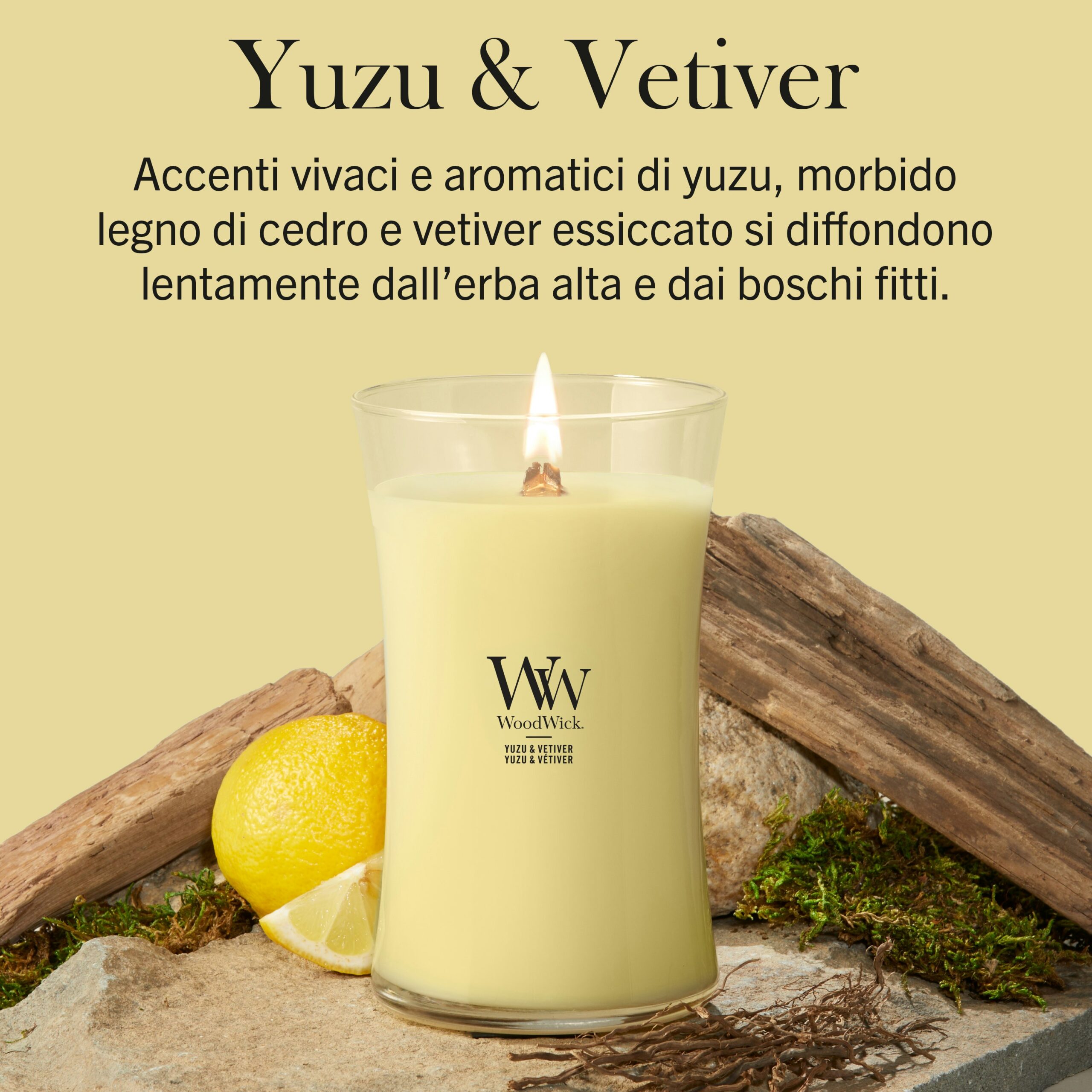 Yuzu & Vetiver – Candela Grande – WoodWick Giara Grande Una candela dal colore giallo brillante “Yuzu & Vetiver - Candela Grande - WoodWick” poggia su una superficie decorata con muschio, corteccia e una fetta di limone fresco, su uno sfondo beige con una scritta in italiano che descrive con eleganza la fragranza vivace dello yuzu e quella terrosa del vetiver.