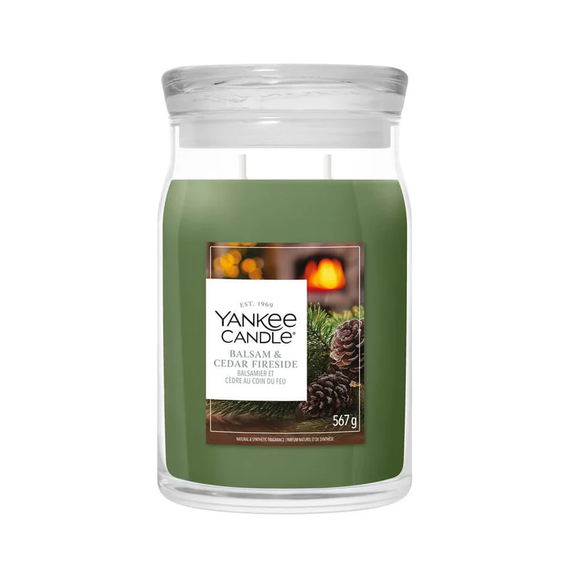 Balsam & Cedar Fireside 350 Punti Un grande barattolo verde Yankee Candle “Balsam & Cedar Fireside”, caratterizzato dal ricco profumo di cedro e balsamo, con pigne e un fuoco sfocato sullo sfondo, contiene 567 g di cera profumata.