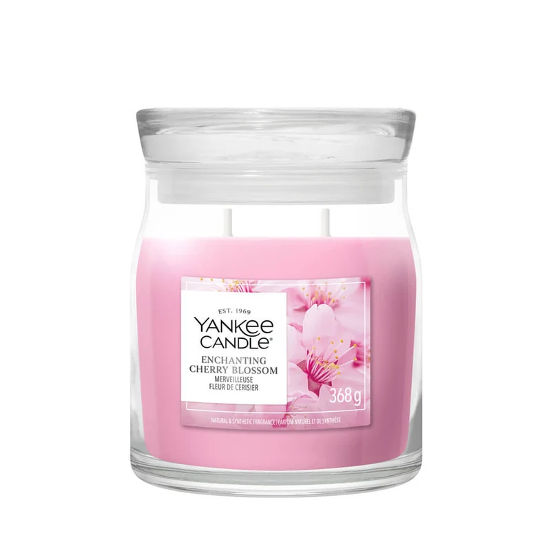 Enchanting Cherry Blossoms – Candela Media -Yankee Candle 250 Punti Una candela Yankee Candle Candela Media da 368 grammi, denominata “Enchanting Cherry Blossoms”, è contenuta in un barattolo di vetro rosa con motivi floreali e diffonde il delicato profumo di Enchanting Cherry Blossoms, regalando un’esperienza olfattiva indimenticabile.