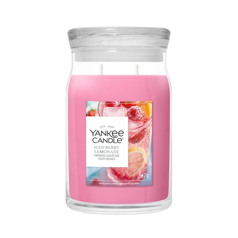 Iced Berry Lemonade – Candela Grande – Yankee Candle 350 Punti La candela “Iced Berry Lemonade - Candela Grande” di Yankee Candle è una candela rosa di grandi dimensioni contenuta in un barattolo di vetro trasparente con coperchio, con un’immagine che raffigura frutti di bosco e limonata sull’etichetta.