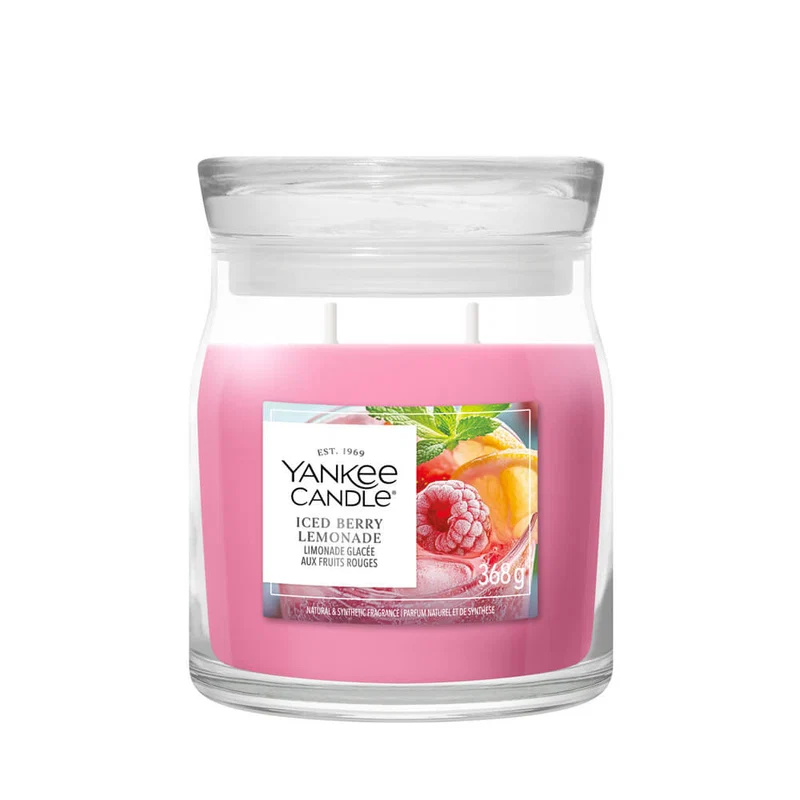Iced Berry Lemonade – Candela Media – Yankee Candle 250 Punti Una candela Yankee Candle “Iced Berry Lemonade - Candela Media” di un rosa vivace è contenuta in un barattolo di vetro trasparente con un coperchio bianco. L’etichetta, decorata con immagini di lamponi, fette di limone e cubetti di ghiaccio, riflette magnificamente la fragranza rinfrescante che si sprigiona al suo interno. Con un peso di 368 grammi, questa candela iconica di Yankee Candle illumina qualsiasi ambiente con il suo colore vivace e il suo profumo allegro.