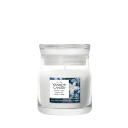 Midnight Jasmine – Candela Piccola – Yankee Candle Candela Piccola Una candela in barattolo di vetro trasparente di Yankee Candle, la “Midnight Jasmine - Candela Piccola”, presenta un interno in cera bianca, un coperchio argentato e un’etichetta impreziosita da delicati fiori di gelsomino bianco. L’etichetta indica che il peso della candela è di 110 grammi. Questa affascinante Candela Piccola è perfetta per aggiungere un tocco di eleganza e la fragranza rilassante di Midnight Jasmine a qualsiasi ambiente.