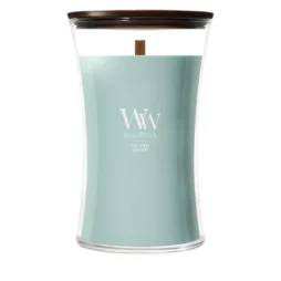 Sea Spray – Candela Grande – Woodwick Giara Grande Una candela Sea Spray Candela Grande WoodWick di colore azzurro, contenuta in un barattolo di vetro trasparente a forma di clessidra con coperchio in legno scuro. Sull’etichetta è riportata la scritta “WW WoodWick Sea Spray Embruns”.