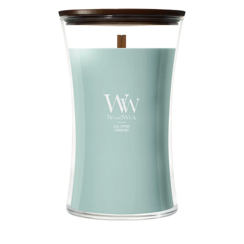 Sea Spray – Candela Grande – Woodwick Giara Grande Una candela Sea Spray Candela Grande WoodWick di colore azzurro, contenuta in un barattolo di vetro trasparente a forma di clessidra con coperchio in legno scuro. Sull’etichetta è riportata la scritta “WW WoodWick Sea Spray Embruns”.