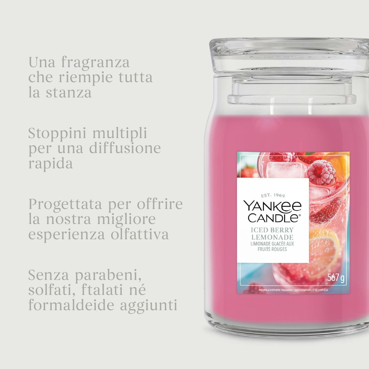 Iced Berry Lemonade – Candela Grande – Yankee Candle 350 Punti 2 Accanto a una candela “Iced Berry Lemonade” rosa di grandi dimensioni della linea “Candela Grande” di Yankee Candle è esposto un testo in italiano che ne sottolinea il profumo rinfrescante, i numerosi stoppini e il fatto che non contenga parabeni, solfati, ftalati né formaldeide aggiunta.
