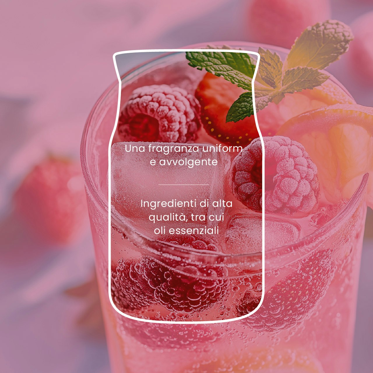 Iced Berry Lemonade – Candela Grande – Yankee Candle 350 Punti 3 Un bicchiere di bevanda rosa guarnito con lamponi, fette di limone e foglie di menta è accompagnato da un testo in italiano che descrive una fragranza uniforme e avvolgente e ingredienti di alta qualità come gli oli essenziali — che ricordano le note vivaci e rinfrescanti della “Iced Berry Lemonade - Candela Grande” di Yankee Candle.