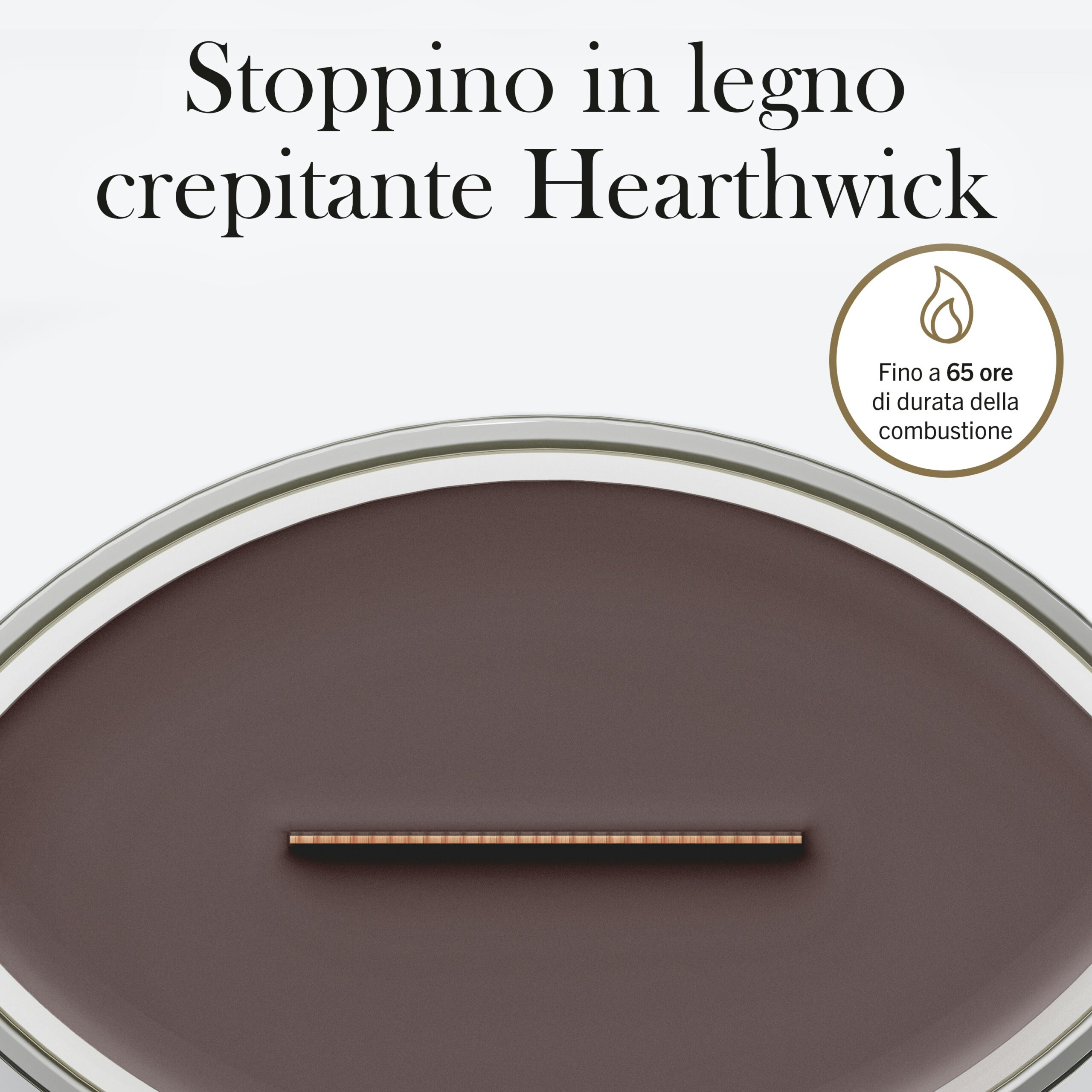 Iris Woods – Ellipse – Woodwick Ellipse 5 Un primo piano della candela Iris Woods - Ellipse - Woodwick con stoppino in legno. Il testo in italiano sopra recita: “Stoppino in legno crepitante Hearthwick”, sottolineando l’autonomia di combustione fino a 65 ore e la rilassante fragranza Iris Woods.