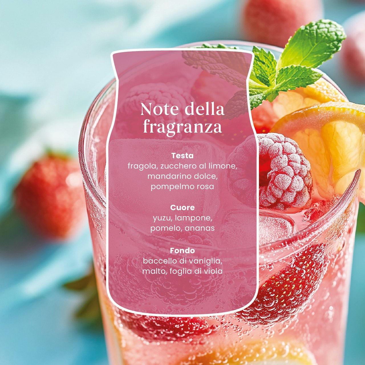 Iced Berry Lemonade – Candela Grande – Yankee Candle 350 Punti 4 Un bicchiere pieno di limonata frizzante rosa, cubetti di ghiaccio, fragole, lamponi, fette di limone e rametti di menta incarna alla perfezione il carattere vivace e rinfrescante della fragranza “Iced Berry Lemonade - Candela Grande” di Yankee Candle. Il testo in italiano mette in risalto le note olfattive caratterizzate da ingredienti fruttati e floreali, mentre la presentazione vivace trasmette una fresca atmosfera estiva, catturando appieno l’essenza vivace di questa fragranza energizzante.