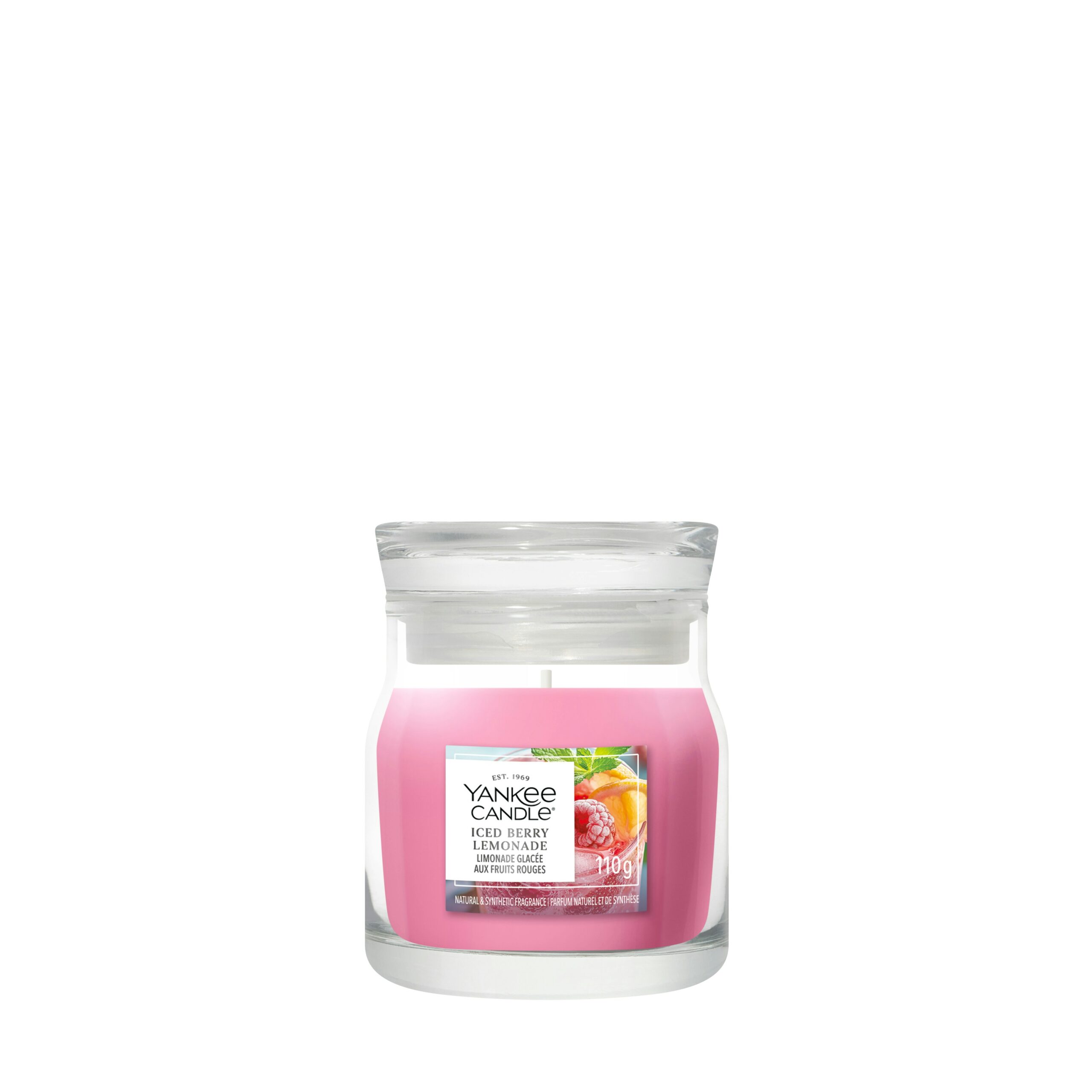 Iced Berry Lemonade – Candela Piccola – Yankee Candle 100 Punti La candela “Iced Berry Lemonade - Candela Piccola” di Yankee Candle è una candela in barattolo rosa decorata con immagini di frutti di bosco e agrumi, che diffonde una fragranza rinfrescante e fruttata in qualsiasi ambiente.