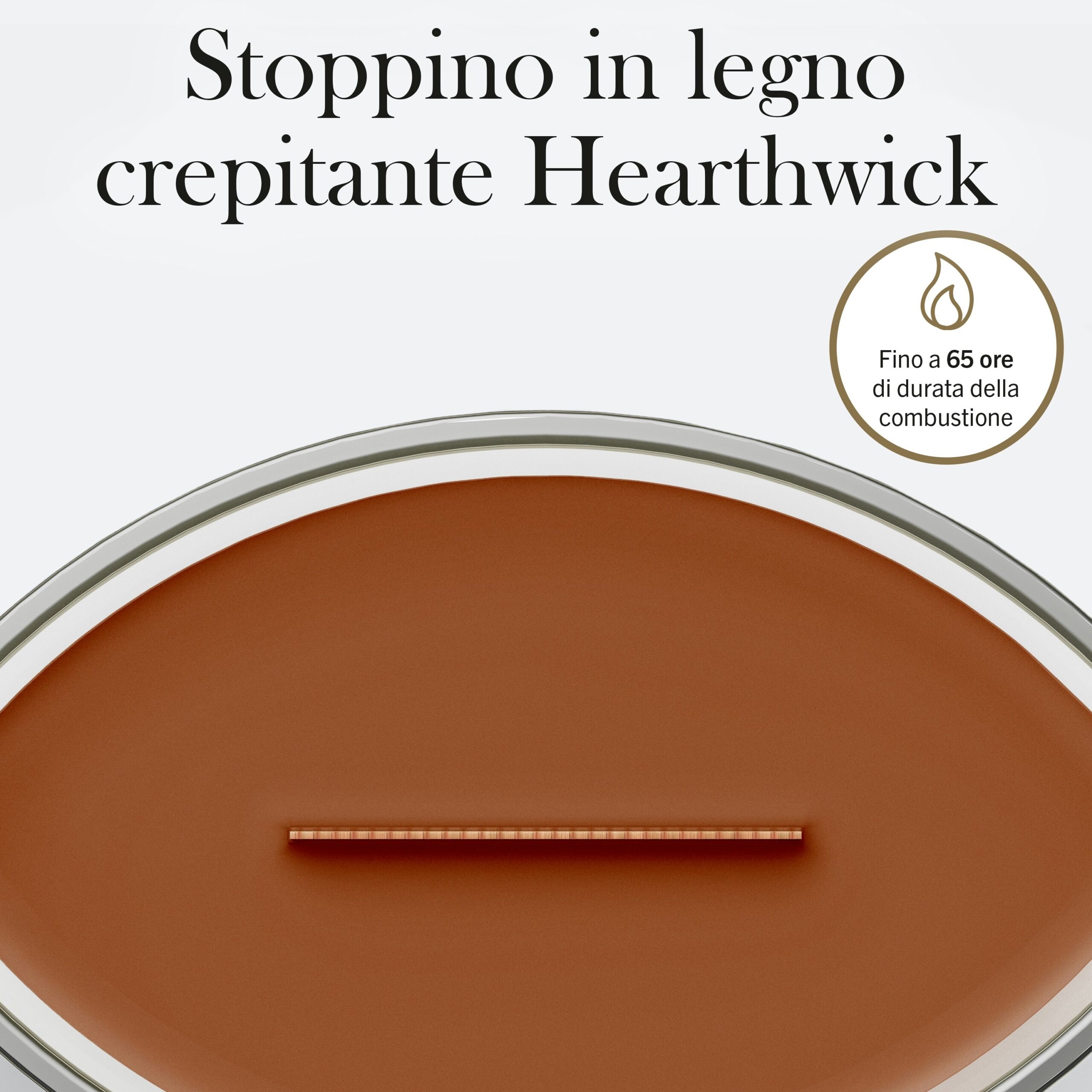 Saffron Smoke – Ellipse – WoodWick Ellipse 5 Una candela Saffron Smoke WoodWick Ellipse con stoppino in legno marrone, contenuta in un barattolo di vetro, presenta sopra una scritta in italiano che descrive la sua caratteristica fiamma crepitante Hearthwick®, un'icona ellittica dorata che indica fino a 65 ore di autonomia e delicate note olfattive ispirate allo zafferano.