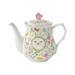 Teiera EASY LIFE da 900 ml in porcellana, confezionata in una confezione regalo, decorata con l’elegante motivo “Dancing Butterflies”: delicate farfalle e fiori si intrecciano su uno sfondo bianco, impreziositi da dettagli dorati e da un raffinato motivo centrale con una farfalla rosa. Il coperchio è sormontato da un manico a forma di fiore rosa che aggiunge un tocco di fascino.