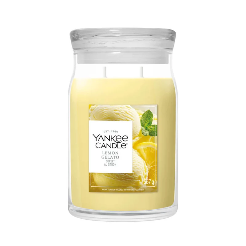 Lemon Gelato – Candela Grande – Yankee Candle 350 Punti Ecco una frase riscritta utilizzando i dati del prodotto forniti: La candela “Lemon Gelato - Candela Grande - Yankee Candle” è caratterizzata da un grande barattolo di vetro decorato con immagini di fette di limone, menta e gelato cremoso sull'etichetta. La sua cera giallo pallido evoca il profumo rinfrescante del gelato al limone.