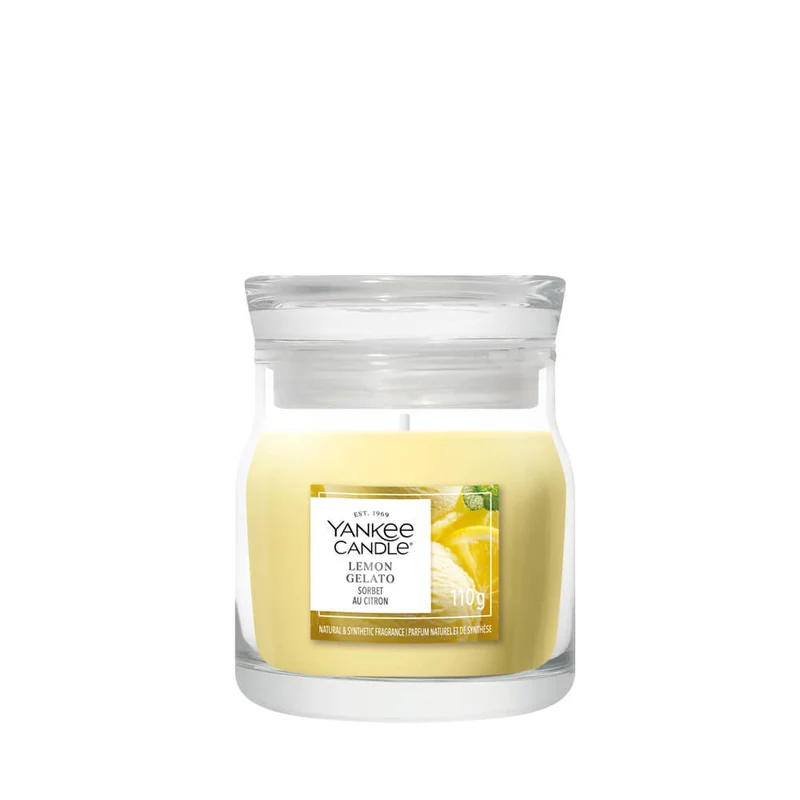 Lemon Gelato – Candela Piccola – Yankee Candle 100 Punti La candela “Lemon Gelato - Candela Piccola” di Yankee Candle è una candela in barattolo di vetro riempita di cera giallo brillante e chiusa da un coperchio trasparente e semplice. La sua vivace etichetta, impreziosita dall'immagine di una fetta di limone fresco e di foglie di menta, evoca l'essenza rinvigorente del gelato al limone, conferendo a questa piccola candela un aspetto delizioso. La candela non è accesa.