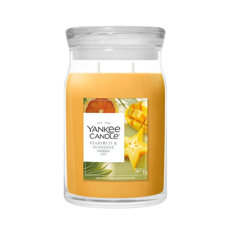 Starfruit And Sunshine – Candela Grande – Yankee Candle 350 Punti The Starfruit And Sunshine - Candela Grande“ di Yankee Candle è una candela in un ampio barattolo giallo, impreziosita dall'etichetta con vivaci immagini di carambola e mango. Dotata di due stoppini e di un coperchio in vetro trasparente, questa invitante candela infonde in ogni ambiente un'atmosfera luminosa e solare.