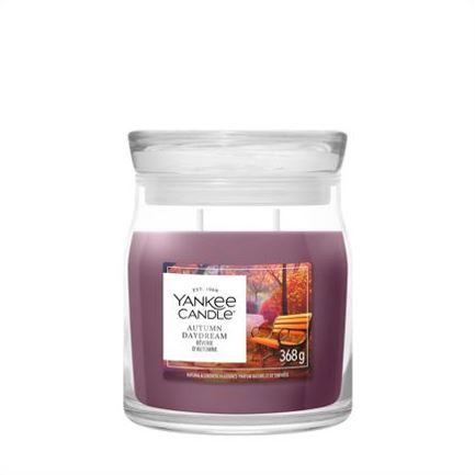 Autumn Daydream – Candela Media – Yankee Candle 250 Punti Una candela in barattolo di vetro trasparente con coperchio in vetro e cera viola, con l’etichetta “Autumn Daydream - Candela Media - Yankee Candle”, che raffigura una panchina in un parco in autunno. La candela pesa 368 grammi.