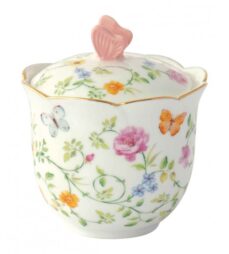 La Zuccheriera in porcellana - Dancing Butterflies di Easy Life è una zuccheriera in porcellana decorata con un delizioso motivo floreale e di farfalle, impreziosita da un bordo dorato e sormontata da un manico rosa a forma di farfalla sul coperchio.