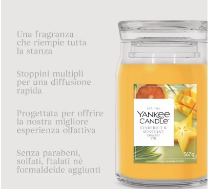 Starfruit And Sunshine – Candela Grande – Yankee Candle 350 Punti 2 Un grande barattolo di candela “Starfruit And Sunshine - Candela Grande” di Yankee Candle, di un giallo vivace, è affiancato da un testo in italiano che ne mette in risalto la fragranza allo starfruit, il design a più stoppini, l’esperienza olfattiva avvolgente e una formula priva di parabeni, solfati, ftalati e formaldeide.